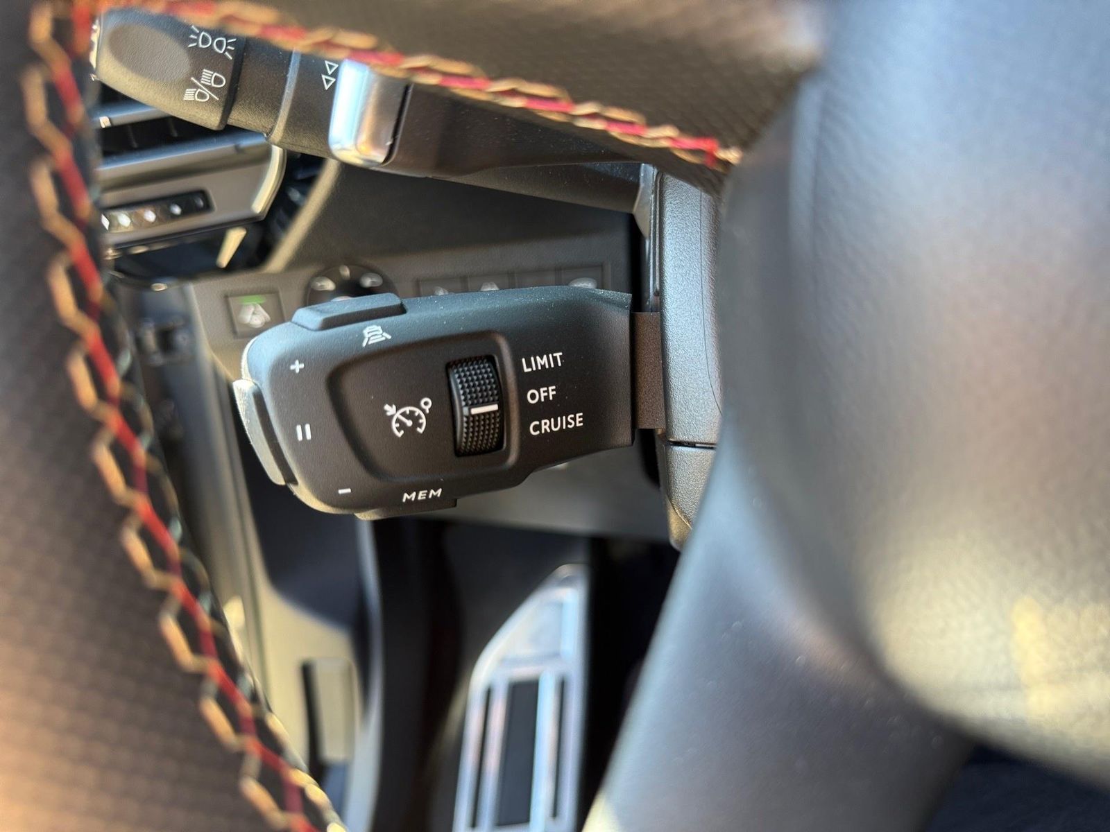 DS Automobiles DS7 CROSSBACK PERFLIN BHDI 180 NAVIGATION,KEYLES