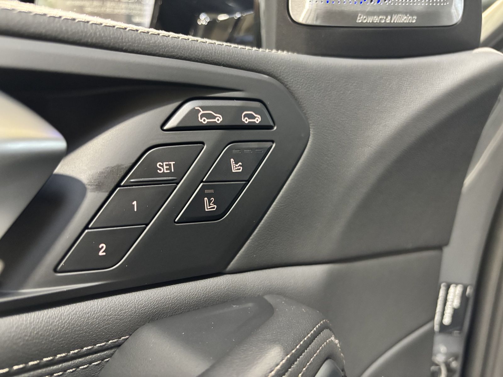 BMW X6 xDrive40d M SportPro B&W PANO HUD 360° AHK DA