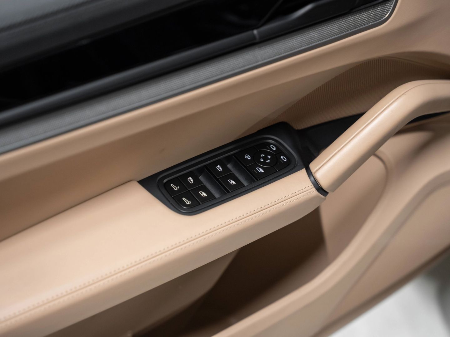 Porsche Cayenne InnoDrive Standheizung PASM AHK Panorama