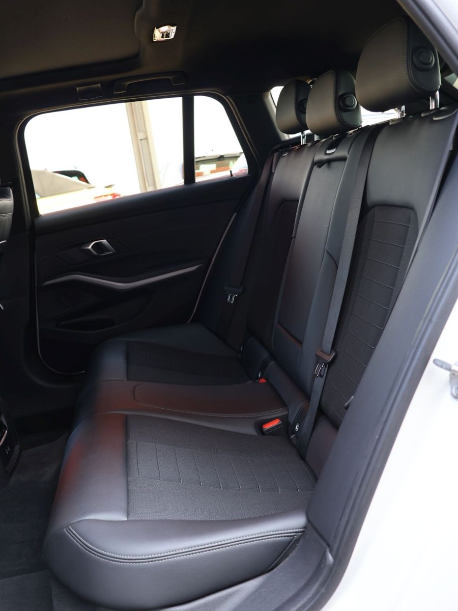 BMW 330 e Touring Advantage - Samsaru's Car Outlet