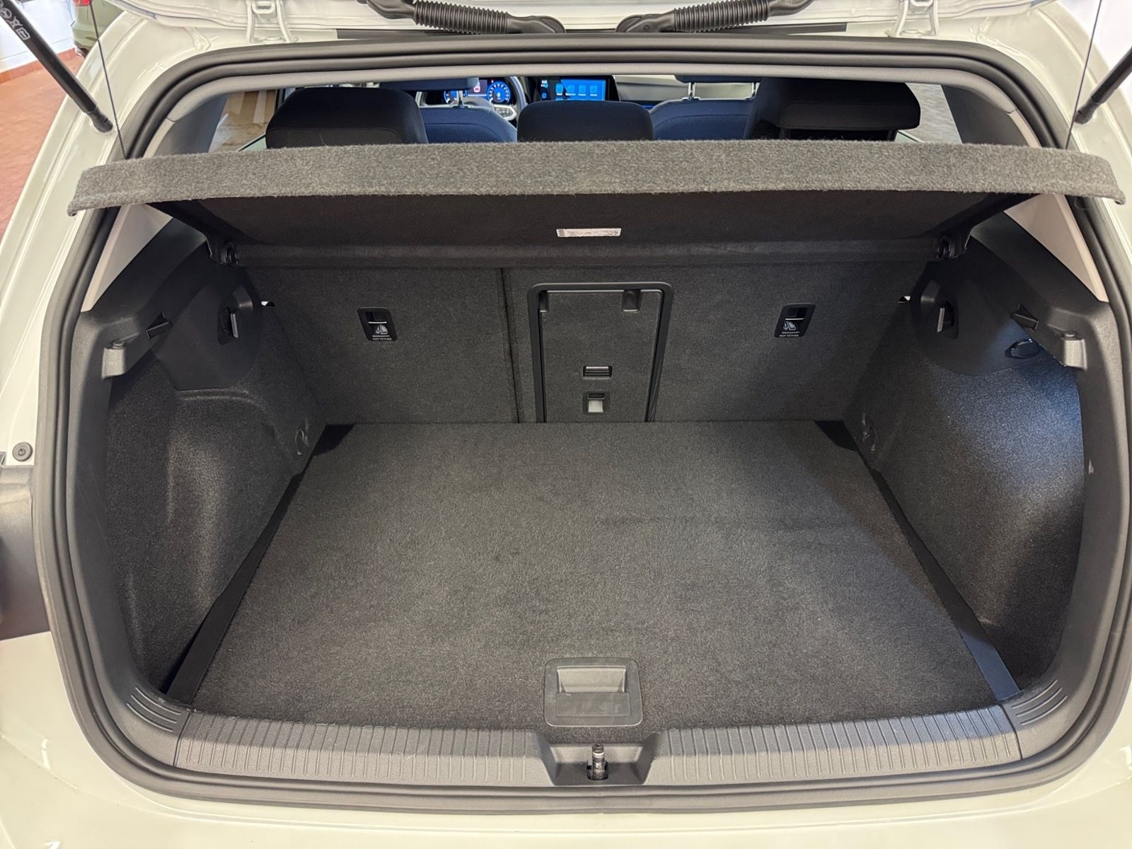 Volkswagen Golf VIII 1.5 TSI Active - Samsaru's Car Outlet