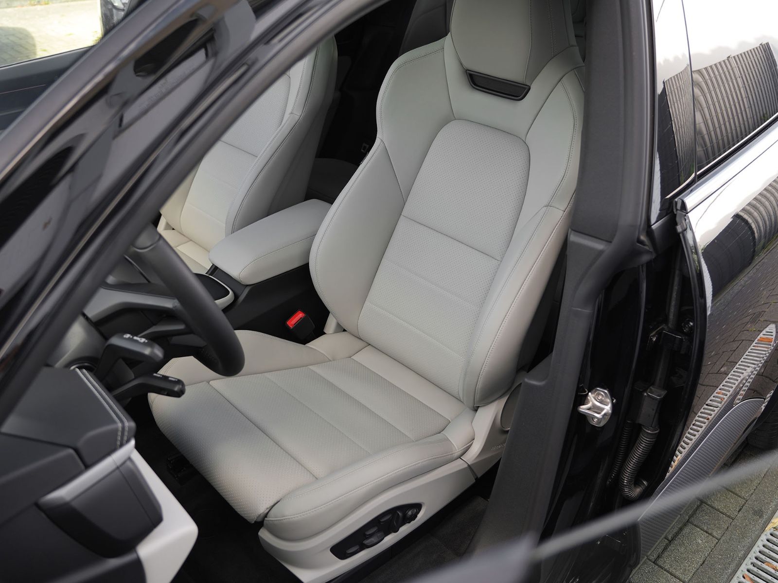 Porsche Macan 4 ACC-LUFTF.-PANO-BOSE-22"RS-LEDER KREIDE