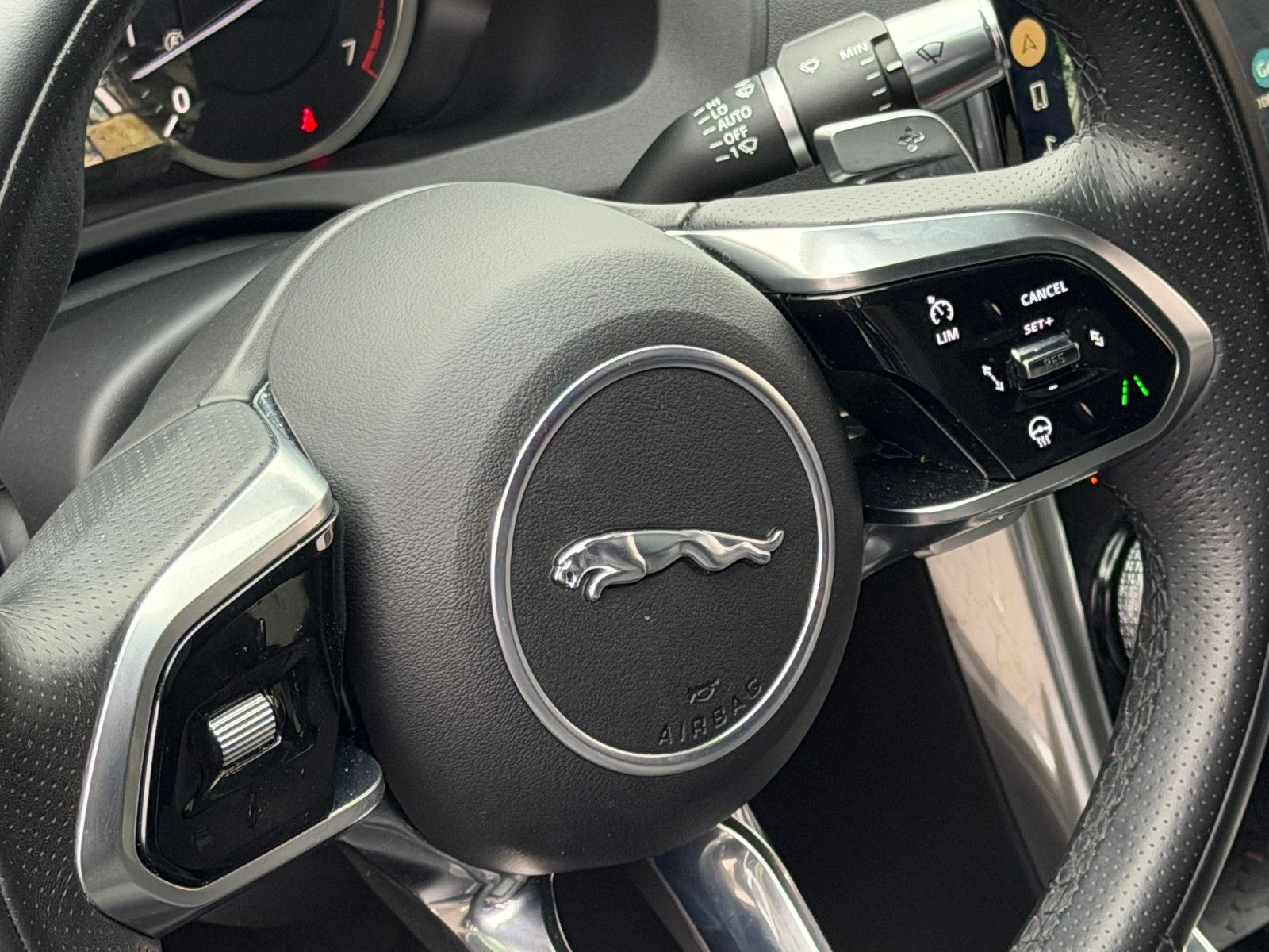 Jaguar XE R-Dynamic Black/PANO/360''KAM/MERIDIAN/LED