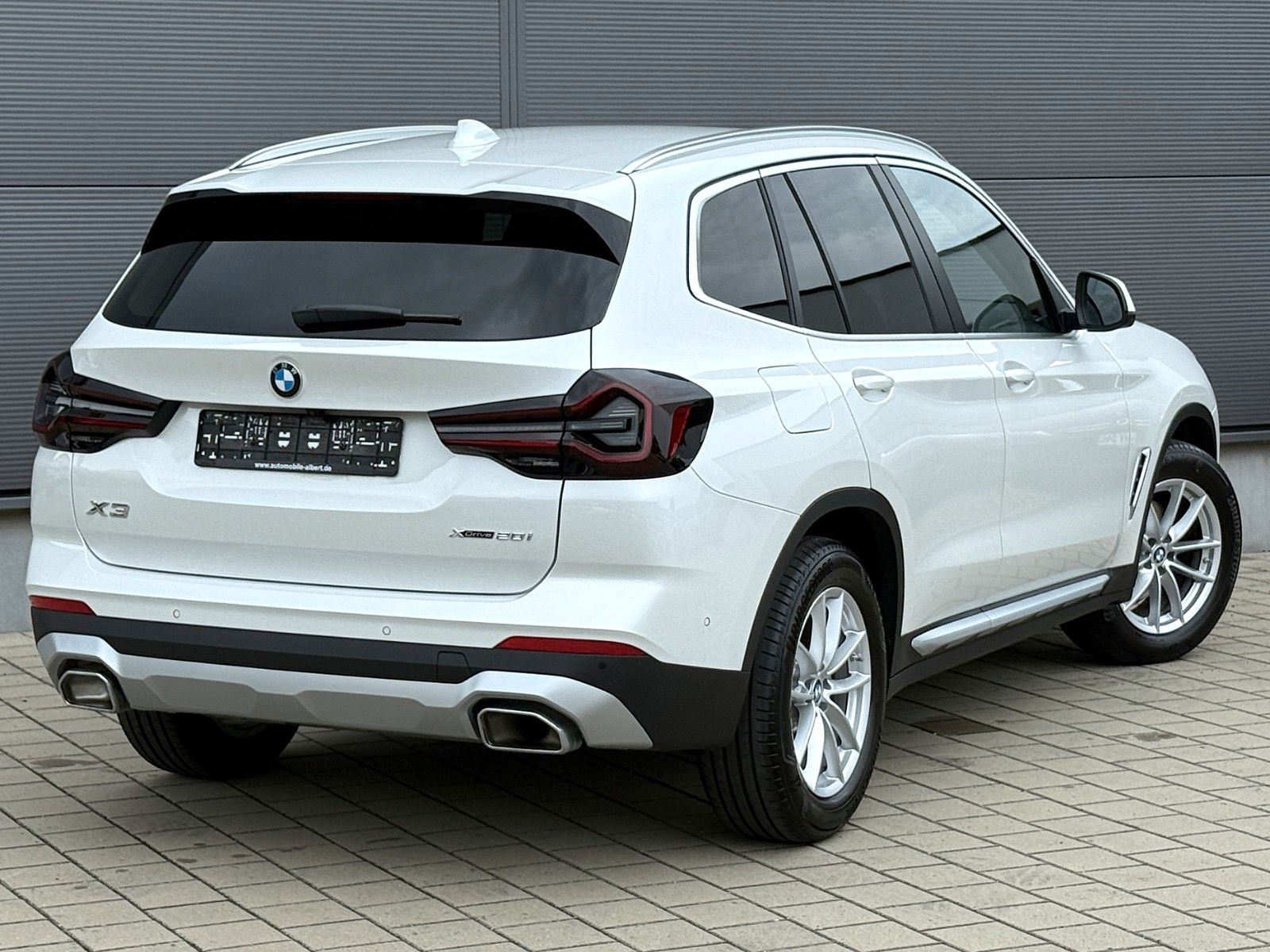 BMW X3 xDrive 20i Laser - Samsaru's Car Outlet