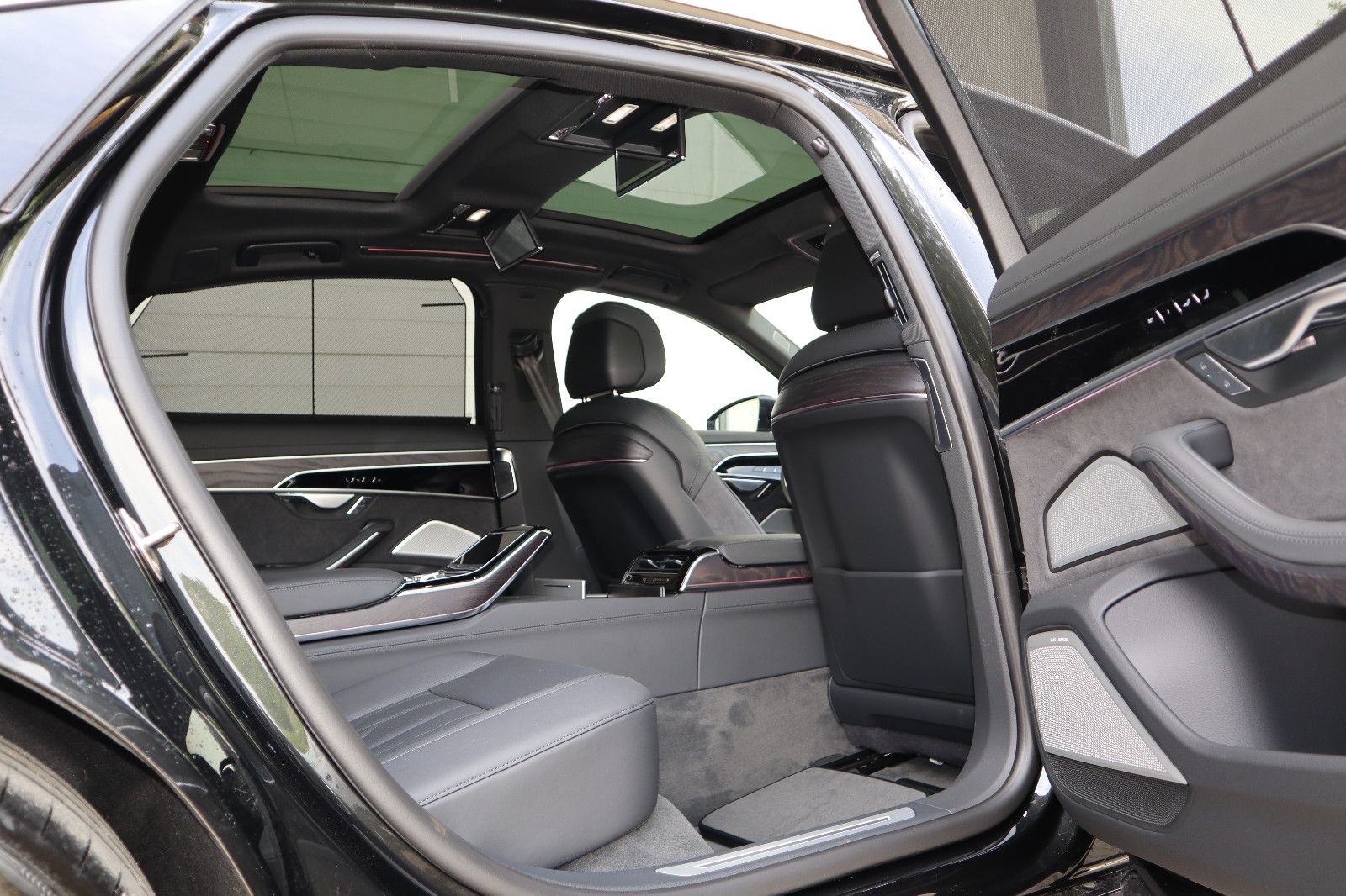 Audi A8L 60 TFSI e lang exclusive S-LINE - Samsaru's Car Outlet