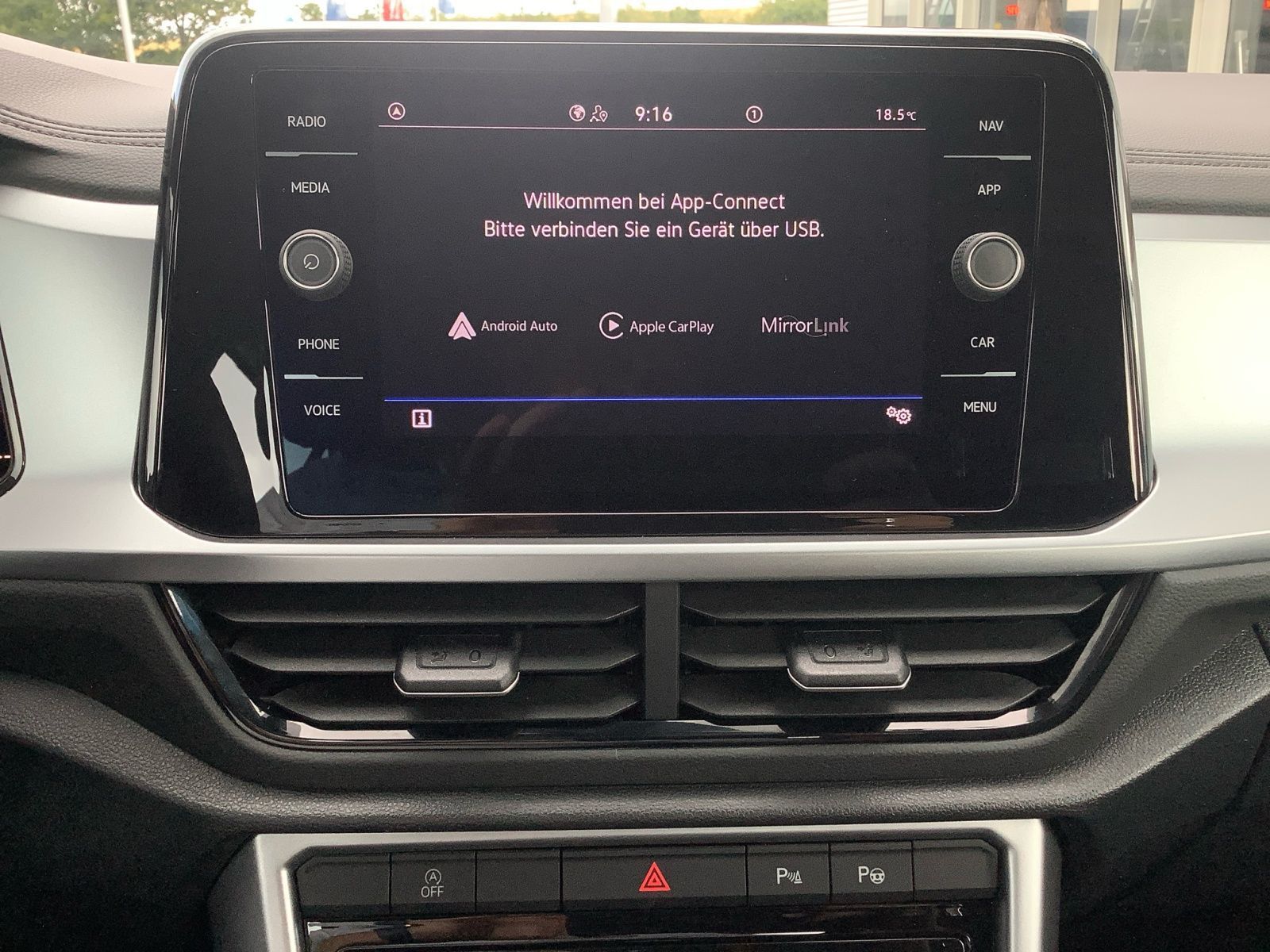 Volkswagen T-Roc 1.5 TSI DSG Life - Samsaru's Car Outlet