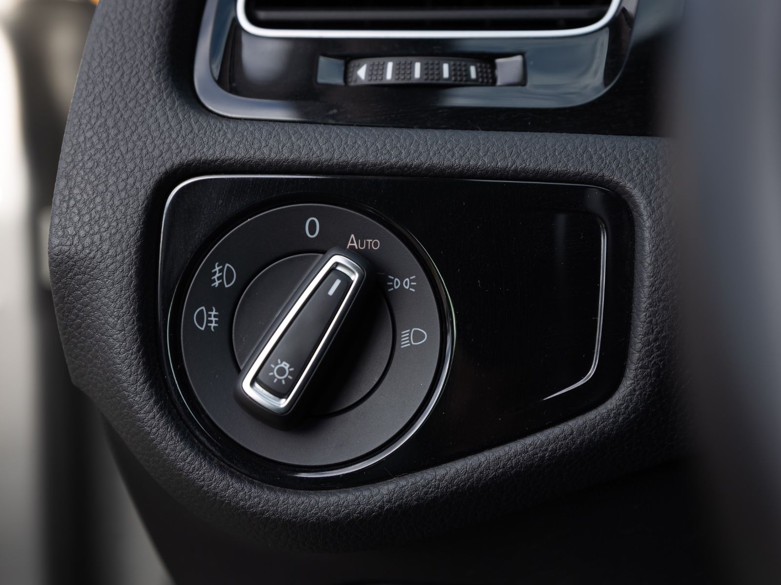 Volkswagen Golf VII 1.5TSI Highline - Samsaru's Car Outlet
