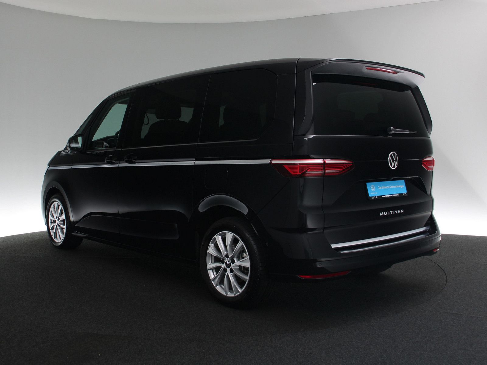 Volkswagen T7 Multivan 2.0 TDI Style - Samsaru's Car Outlet