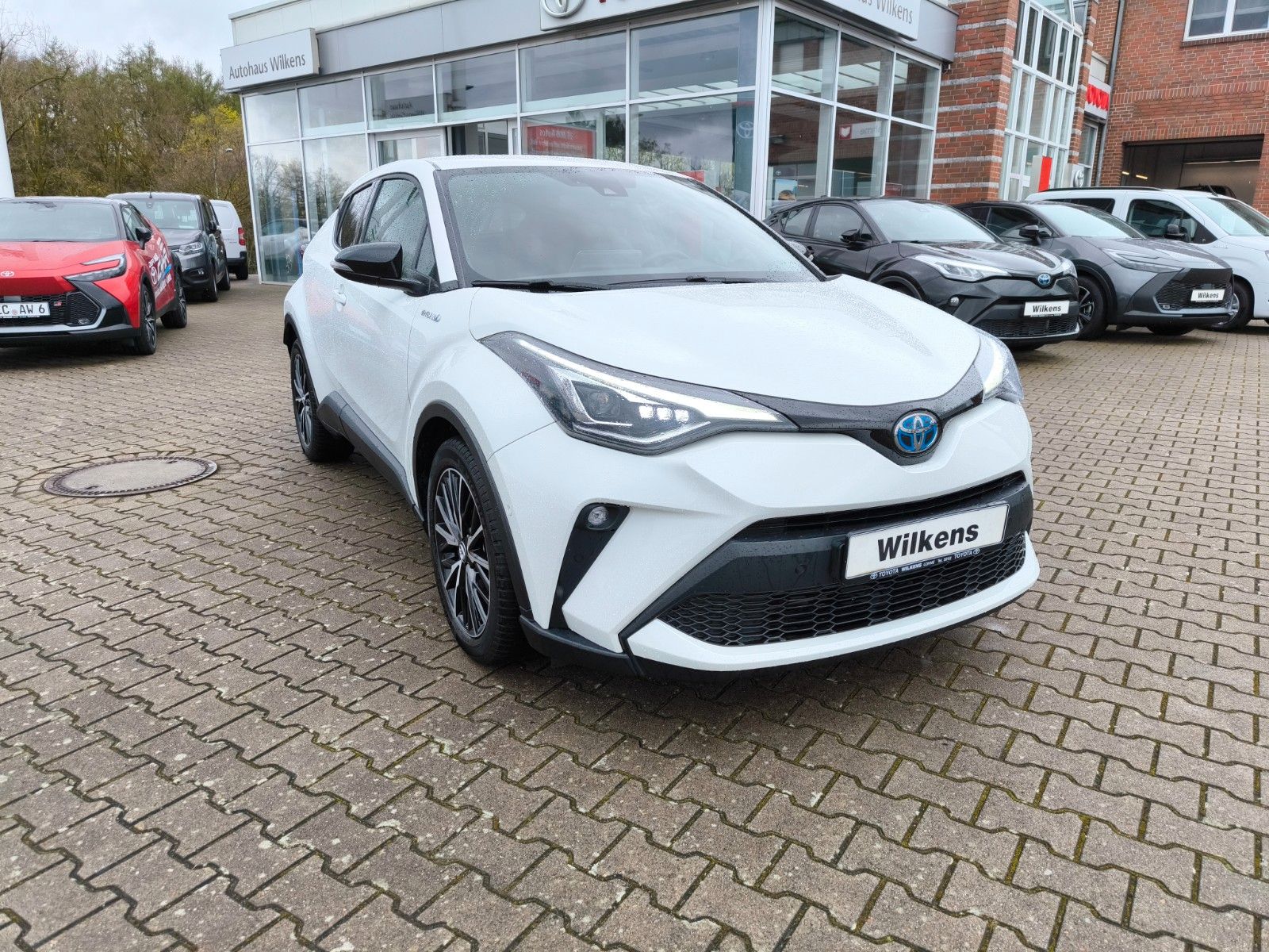 Toyota C-HR Hybrid Lounge - Samsaru's Car Outlet