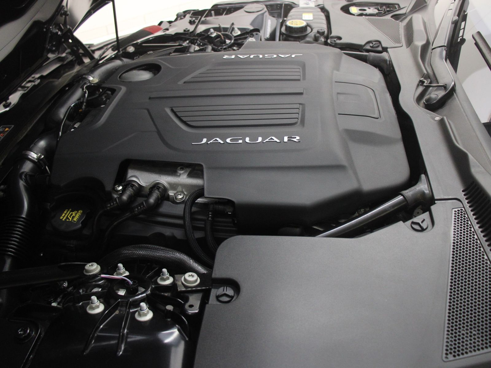 Jaguar F-Type Coupe P575 AWD Aut. R75 DAB LED RFK PDC