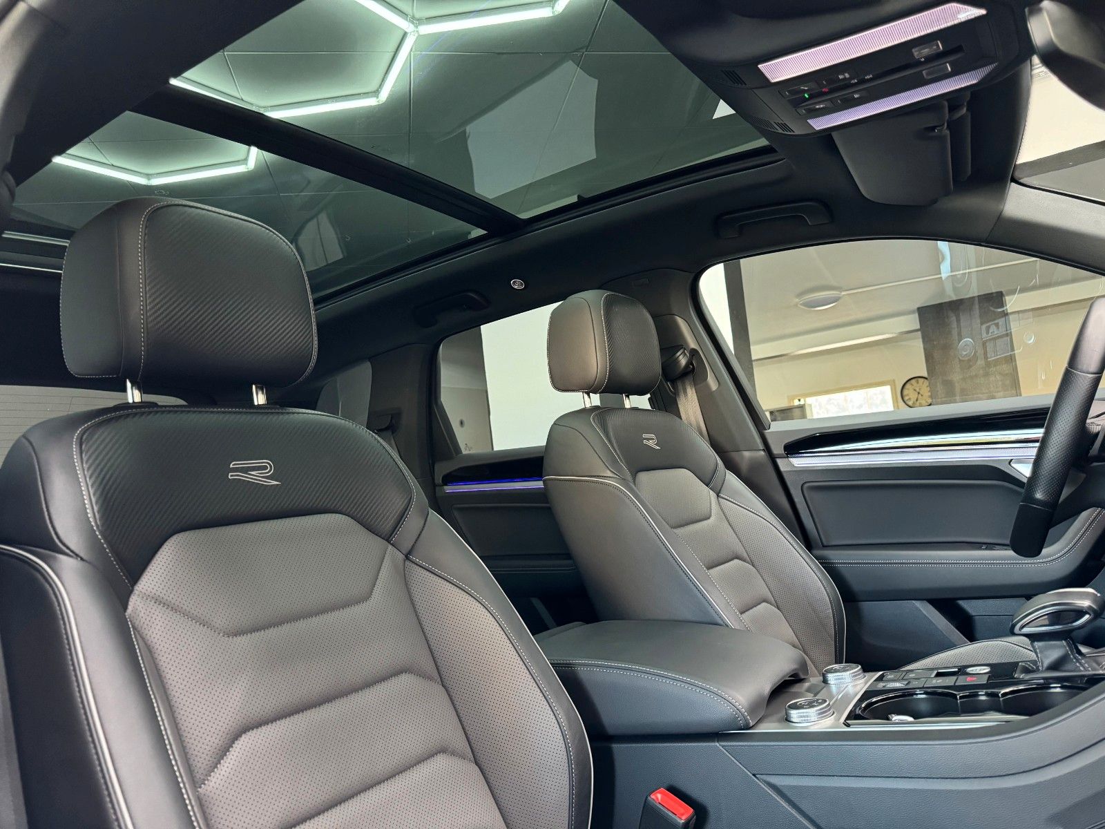 Volkswagen R-Line - Samsaru's Car Outlet