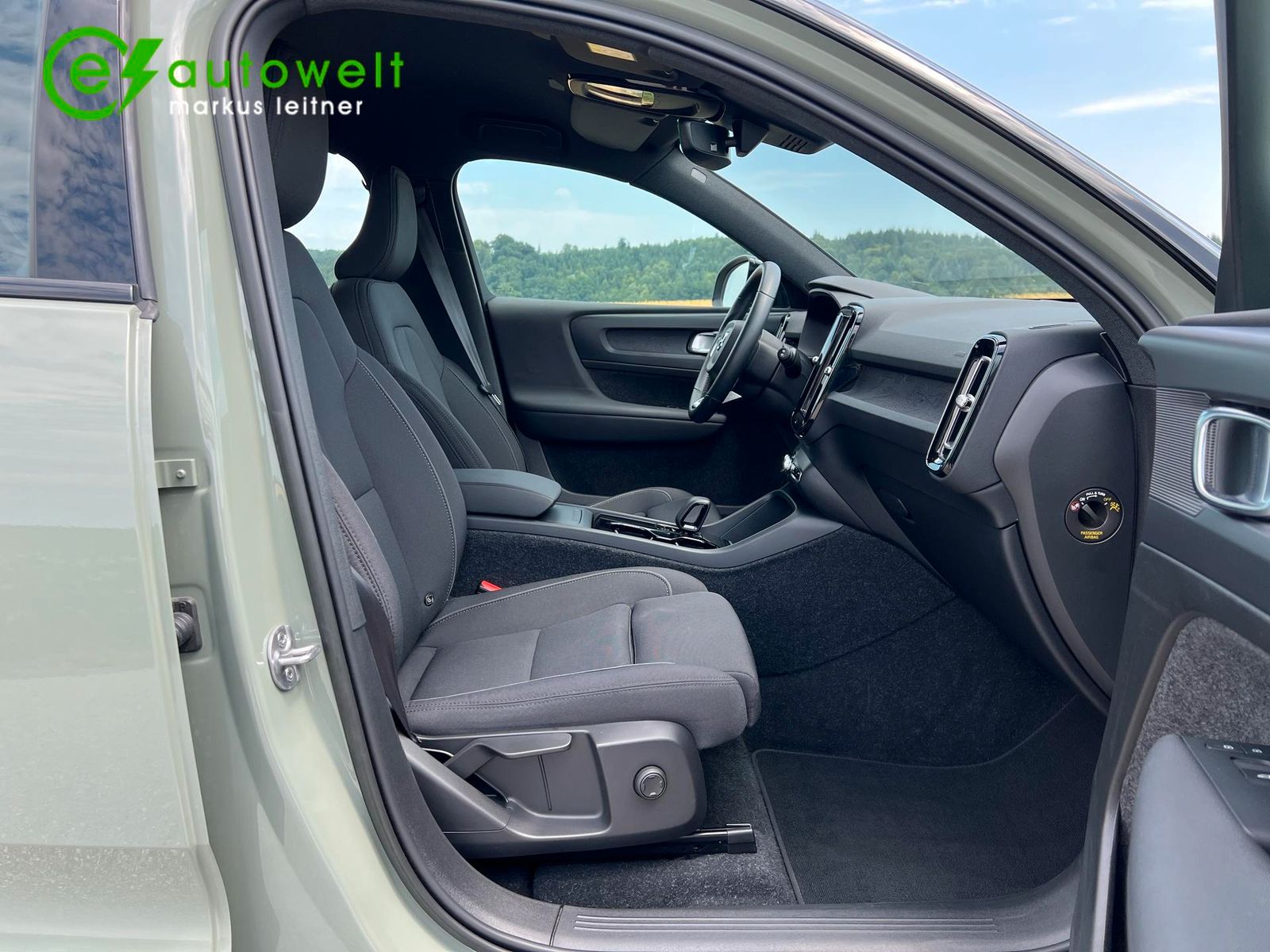 Volvo XC40 Plus Recharge Pure AWD - Samsaru's Car Outlet