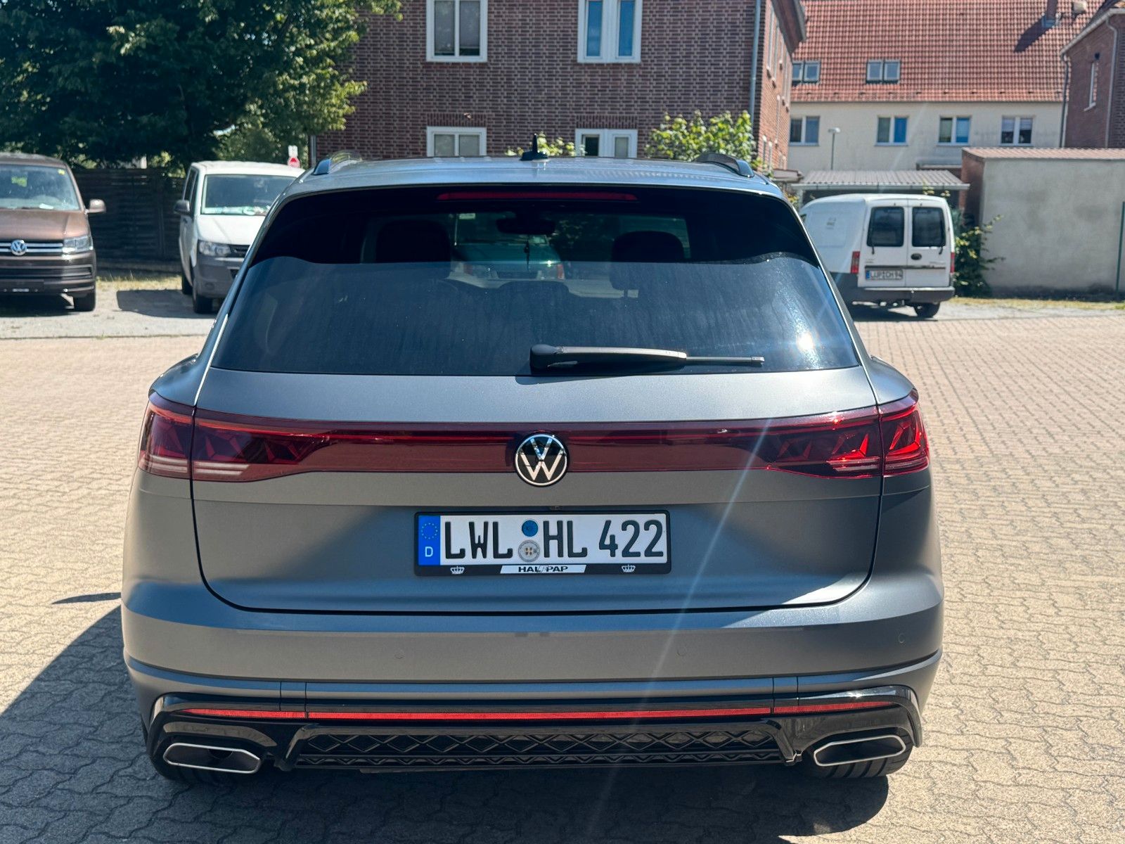 Volkswagen Touareg 3.0 TDI 4Motion R-Line - Samsaru's Car Outlet
