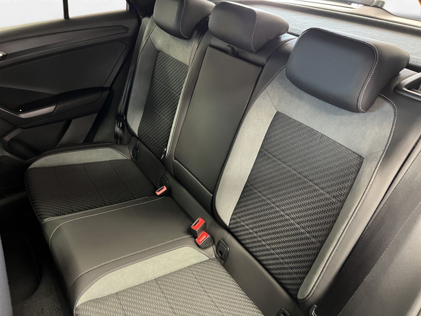 Volkswagen T-Roc R 4M - Samsaru's Car Outlet