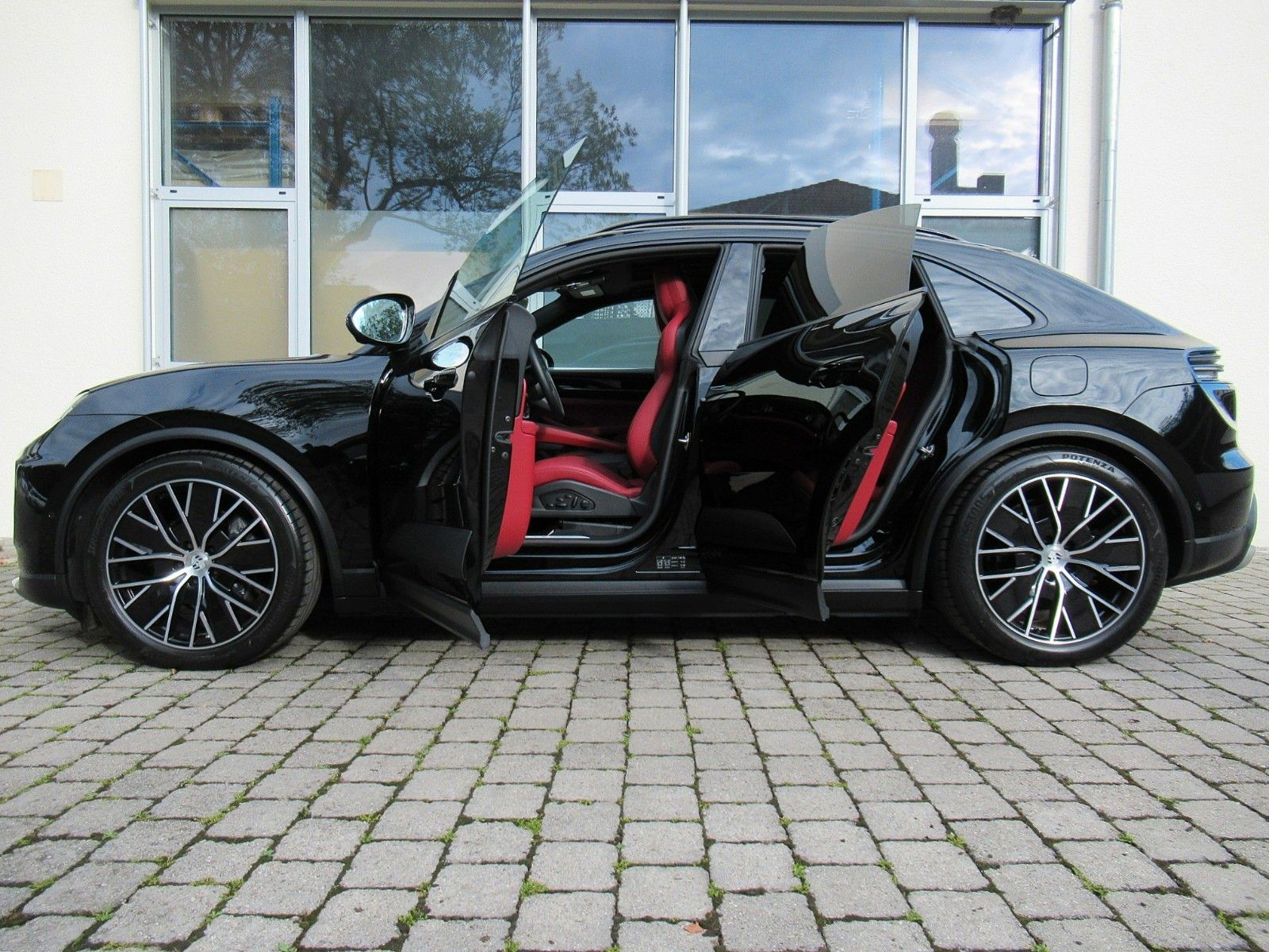 Porsche MACAN 4e - Samsaru's Car Outlet