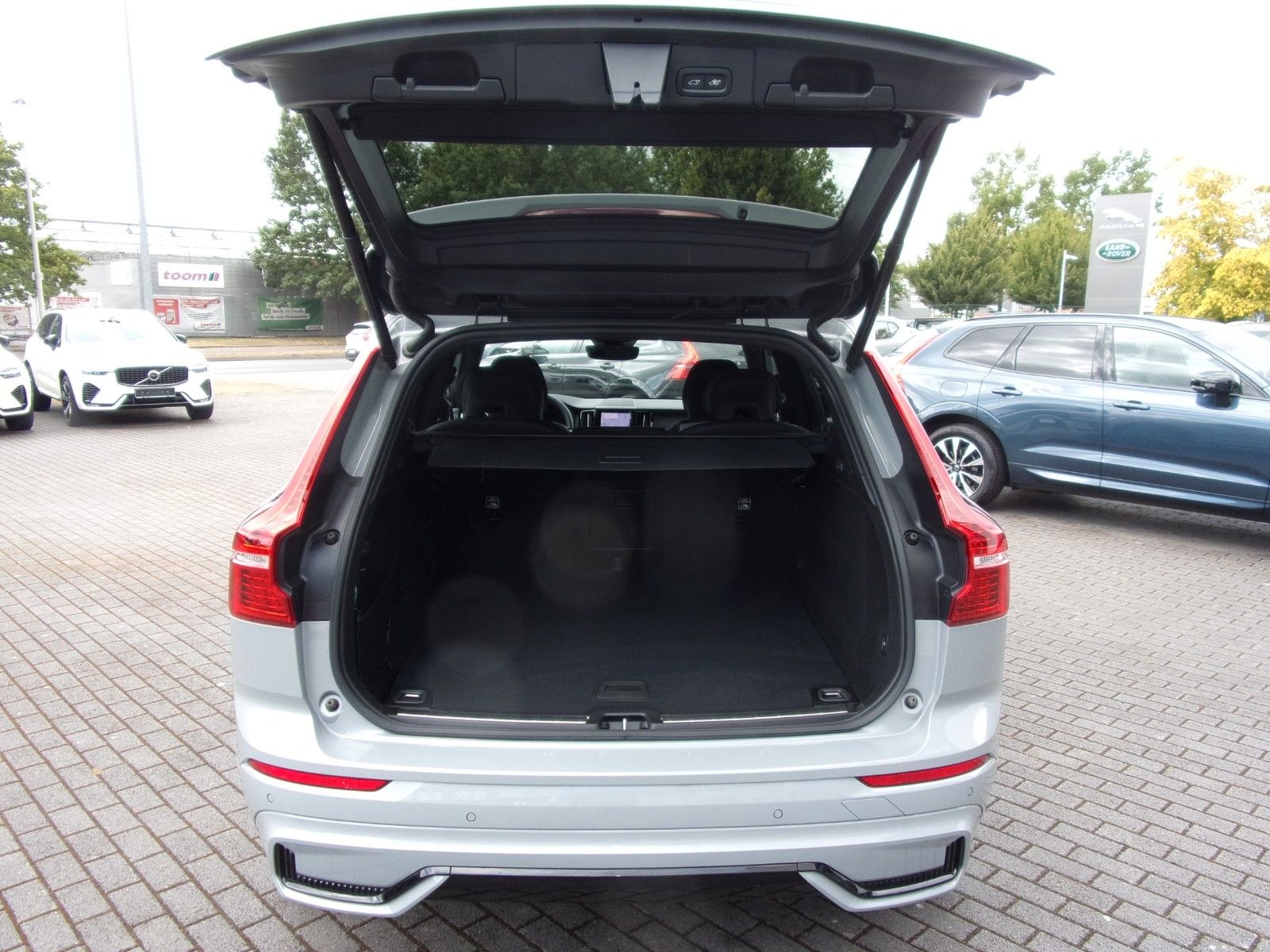 Volvo XC 60 B4 Plus Dark AWD - Samsaru's Car Outlet