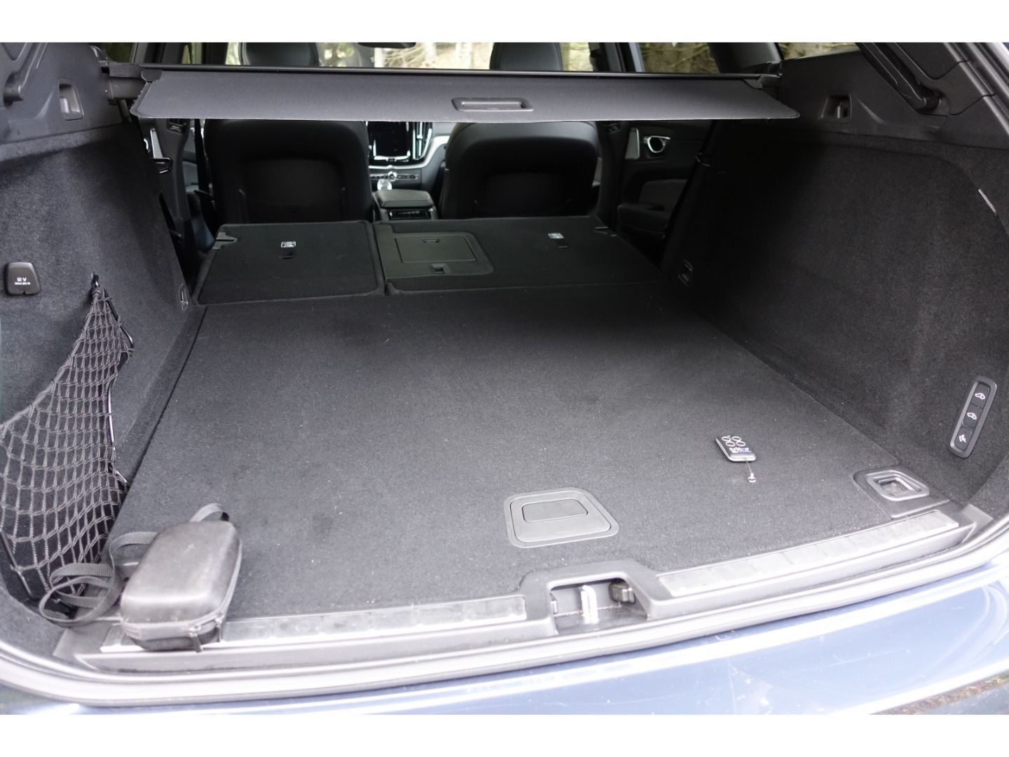 Volvo XC60 B4 D AWD MHEV Ultimate Dark / AHK / Pano /