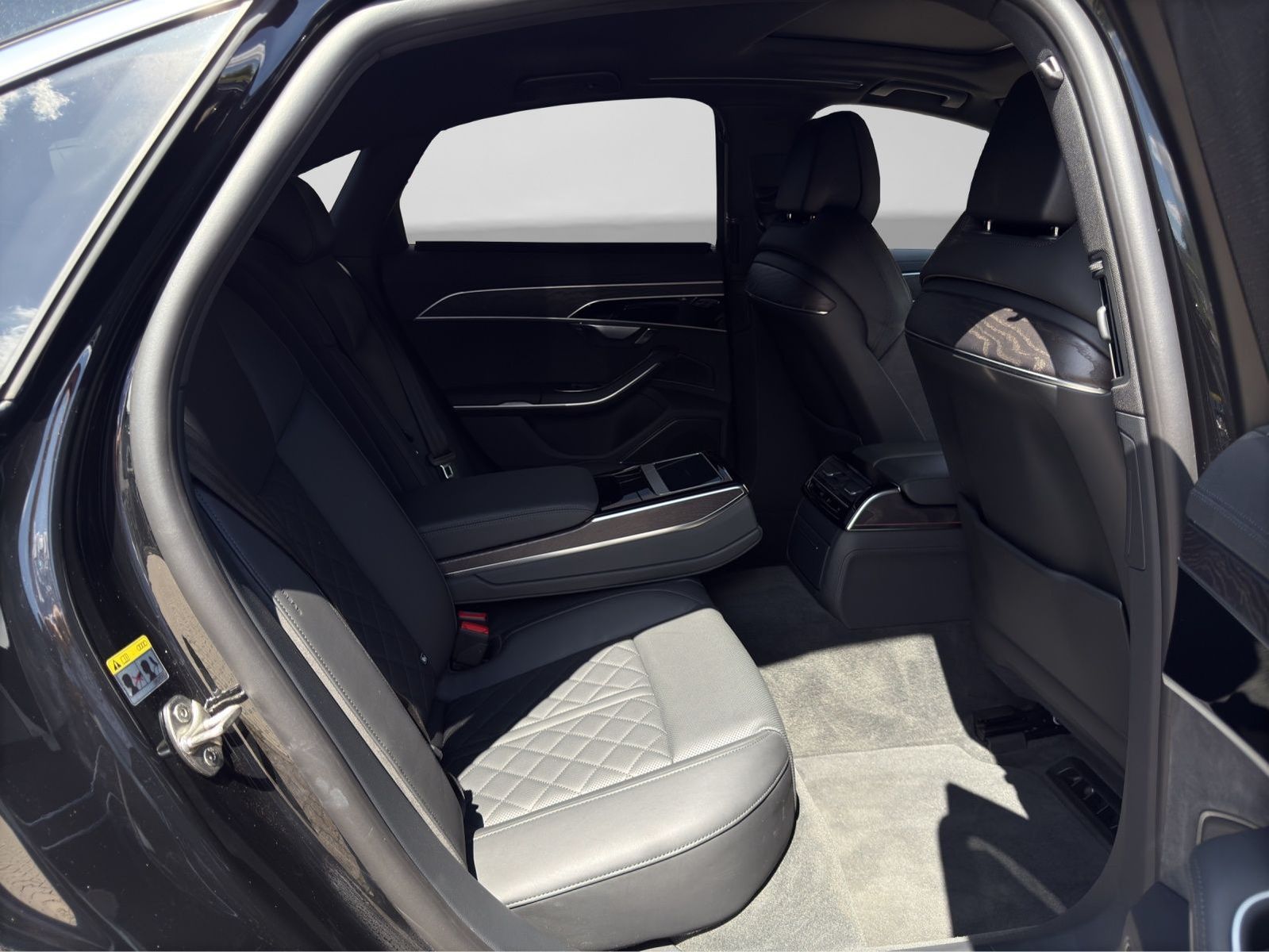 Audi A8 60 TFSIe Q LM20 - Samsaru's Car Outlet