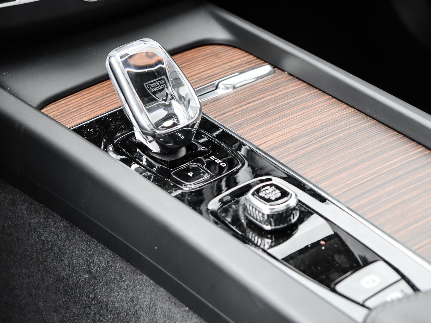 Volvo XC60 Plus Dark Recharge Plug-In Hybrid AWD T8 Tw