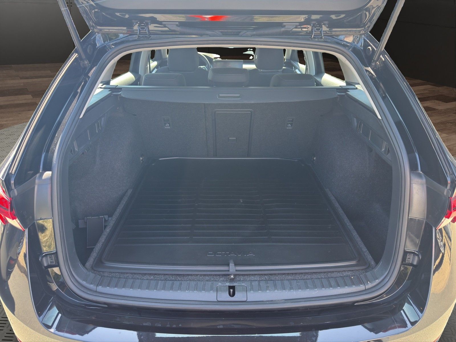 Skoda Octavia Combi 2.0 TDI Ambition - Samsaru's Car Outlet