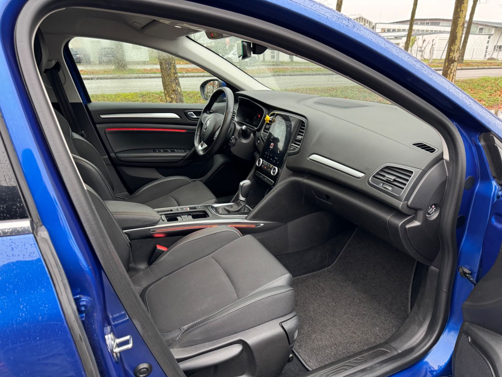 Renault Megane TCe 140 Intens Grandtour - Samsaru's Car Outlet