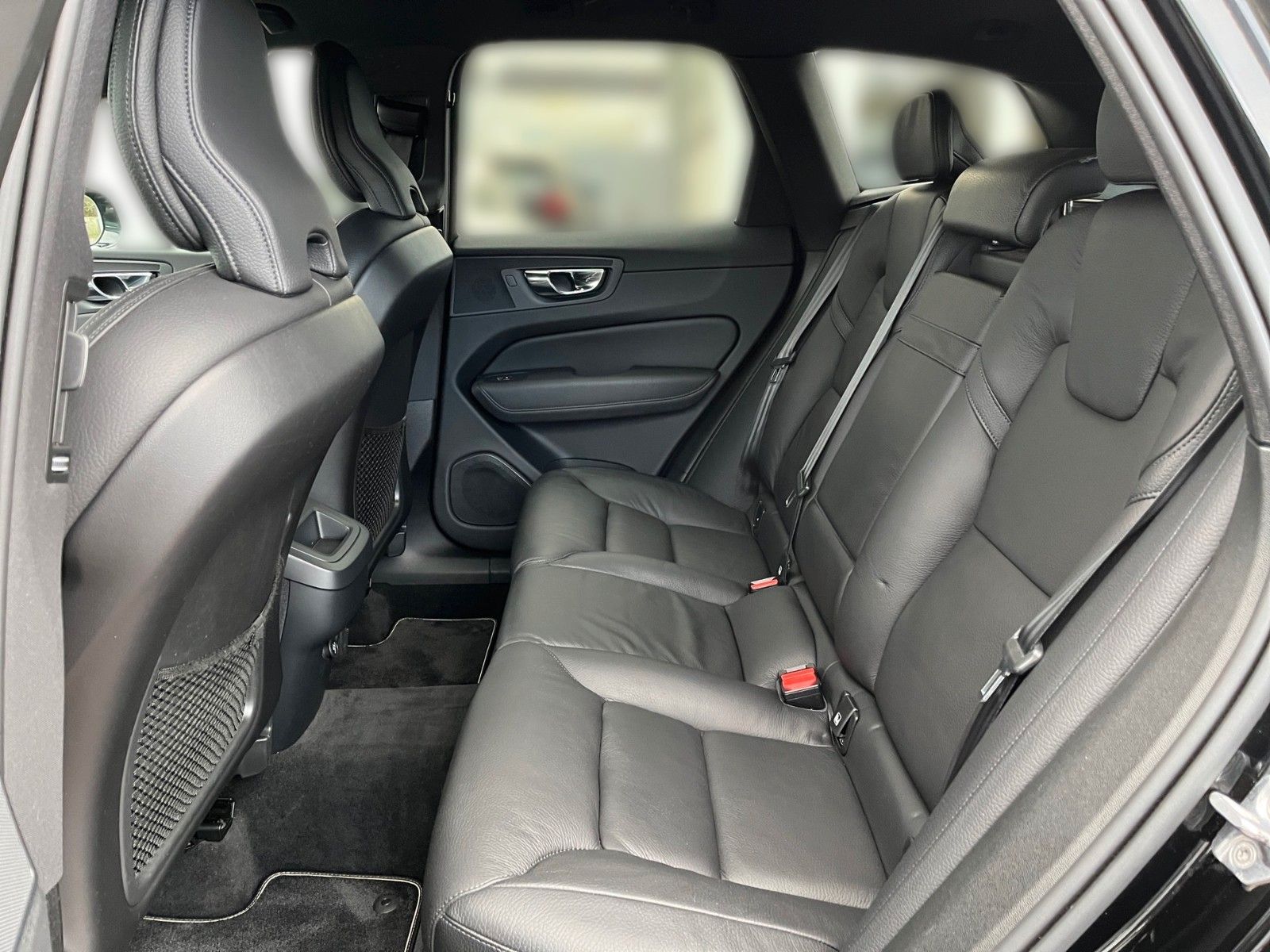 Volvo XC 60 R-Design - Samsaru's Car Outlet