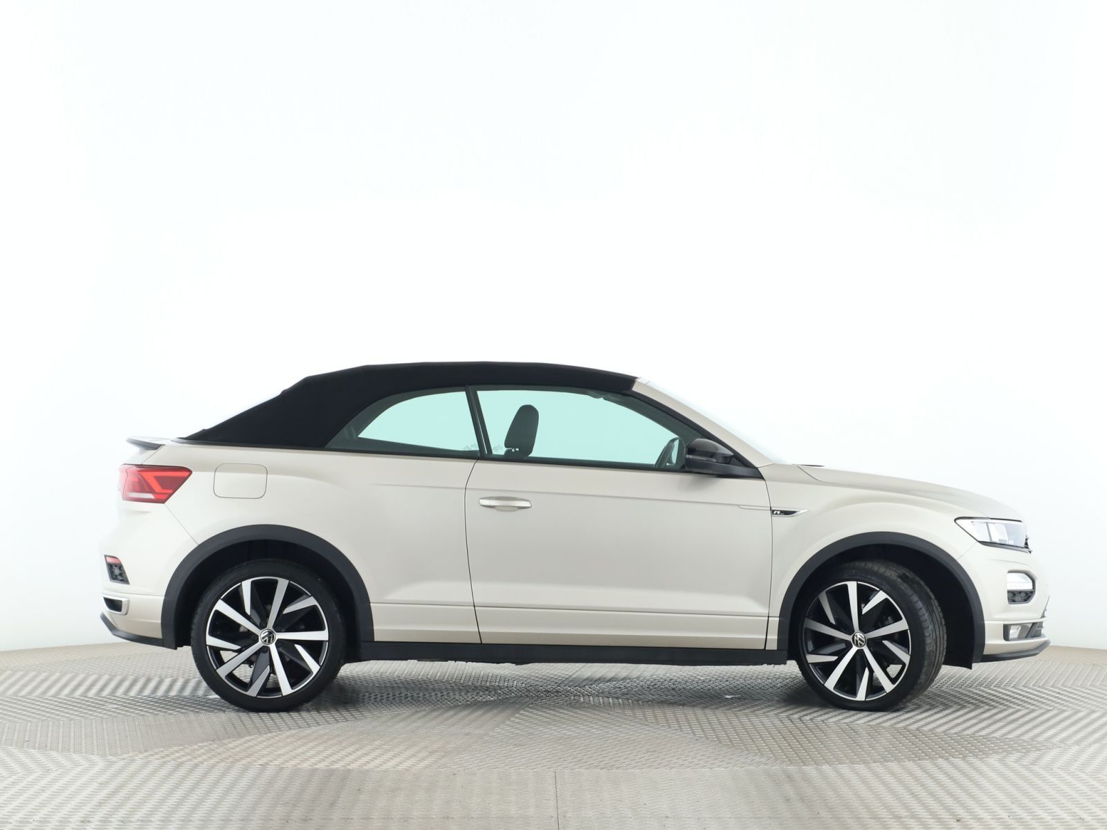 Volkswagen T-Roc R-Line 1.5 TSI - Samsaru's Car Outlet