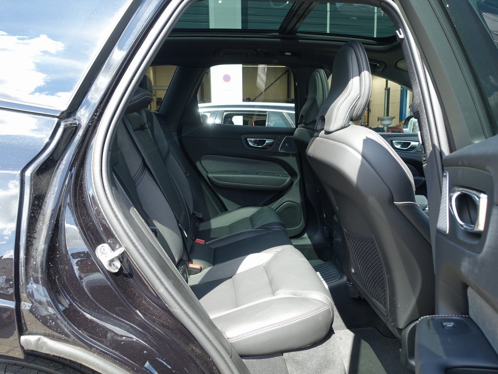 Volvo XC60 Black Edition T8 AWD Plug-in - Samsaru's Car Outlet