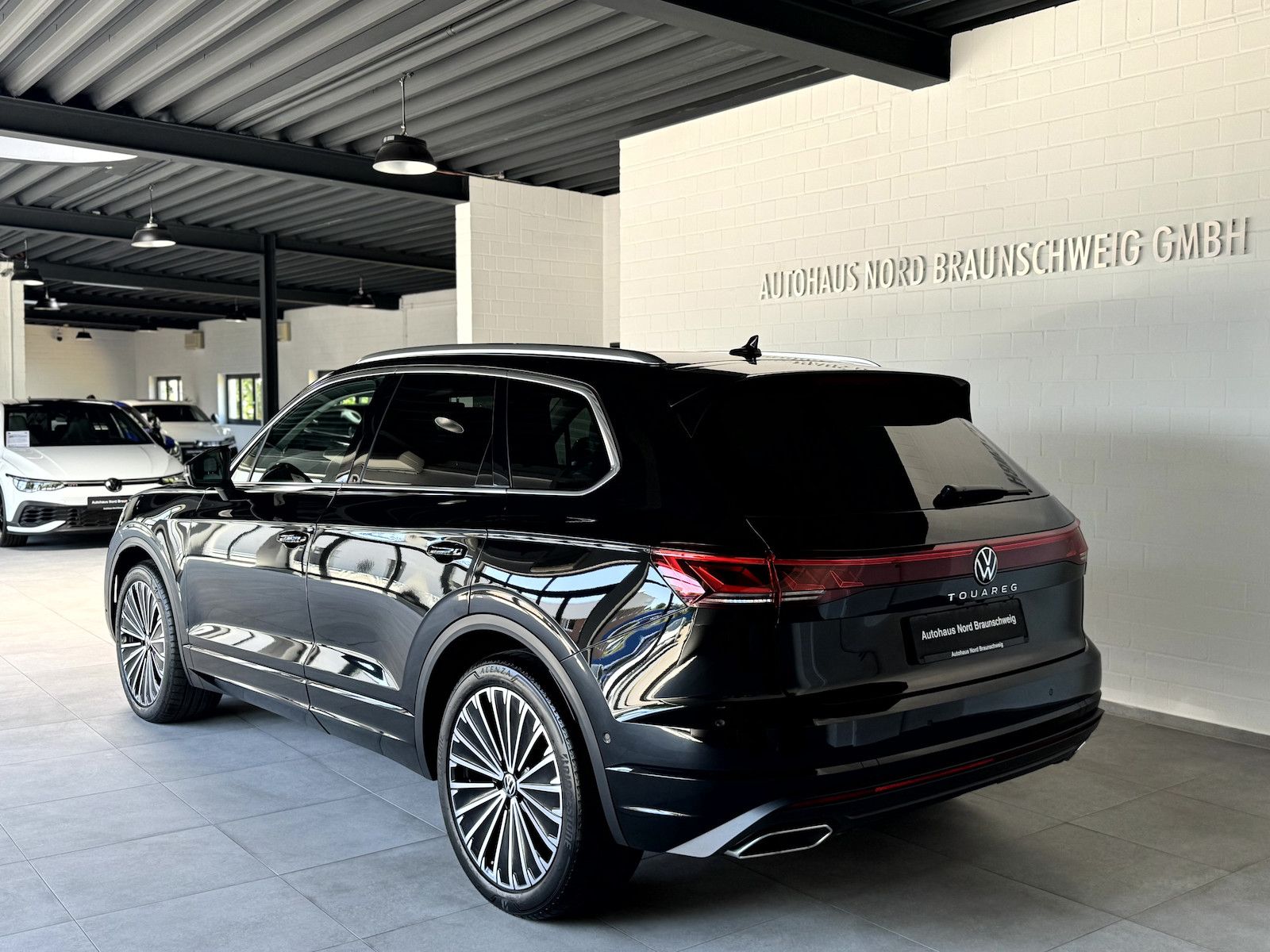 Volkswagen Touareg 3.0 TDI Elegance 4Motion - Samsaru's Car Outlet