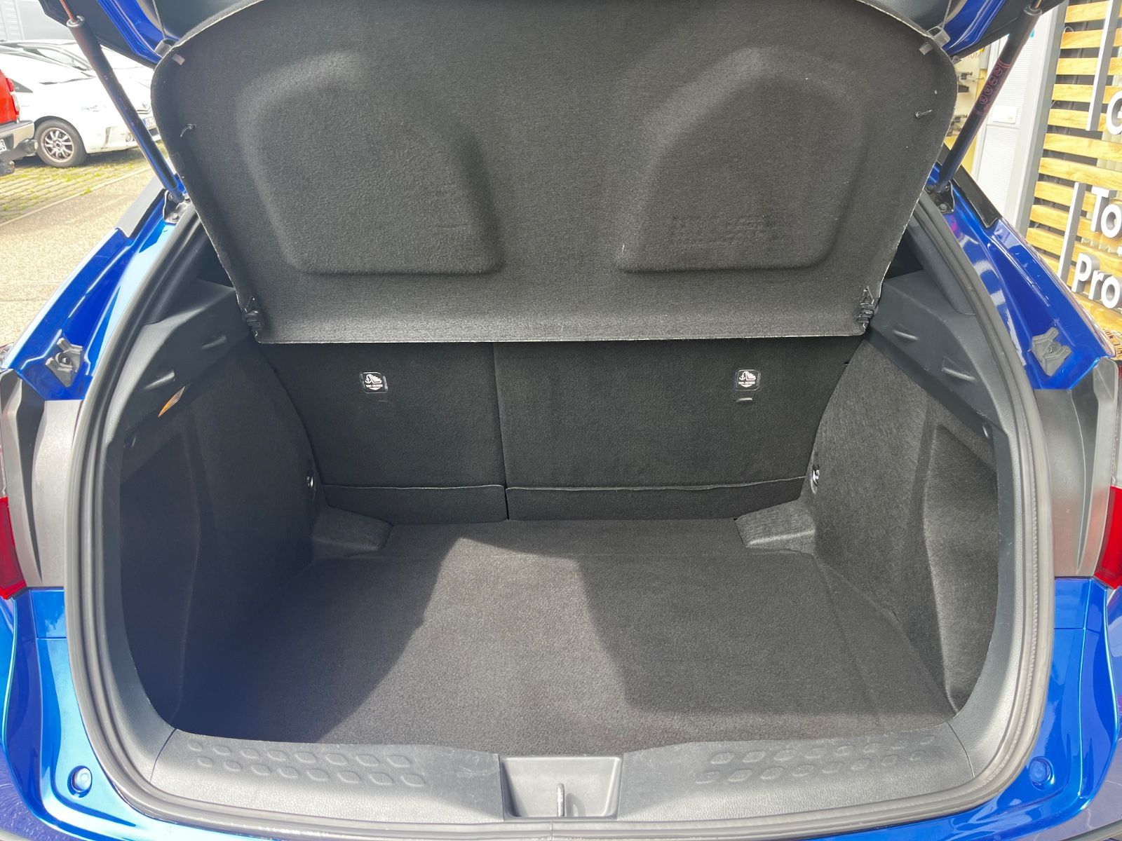 Toyota C-HR Hybrid Style - Samsaru's Car Outlet