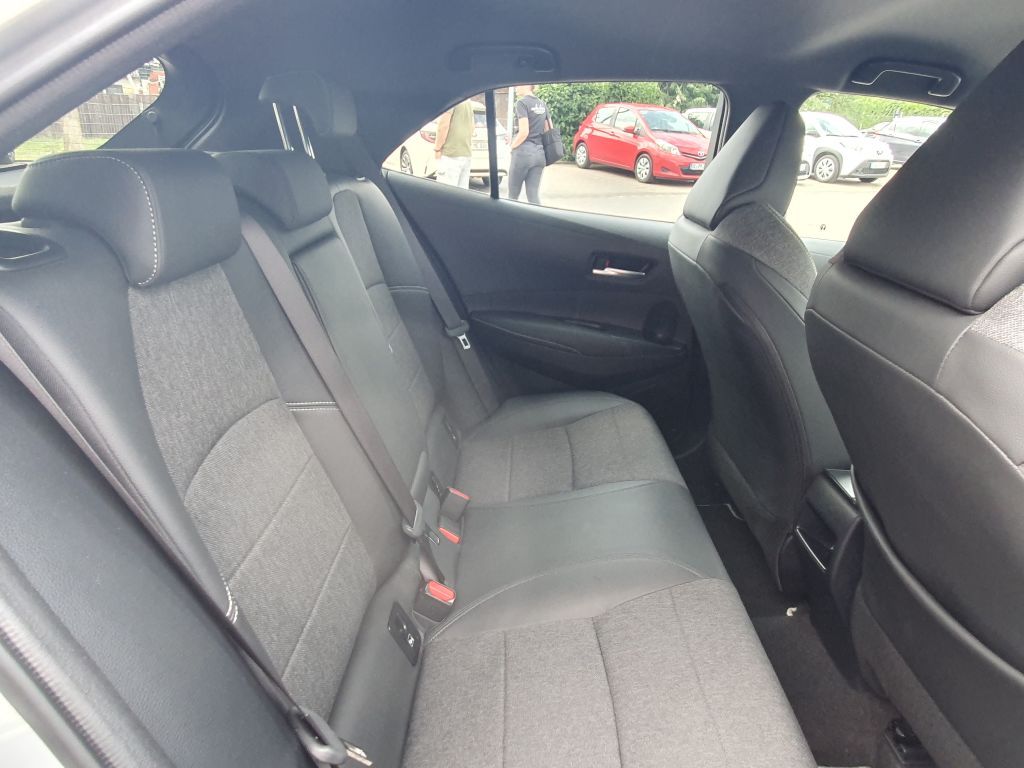 Toyota Corolla 1.8 Hybrid - Samsaru's Car Outlet