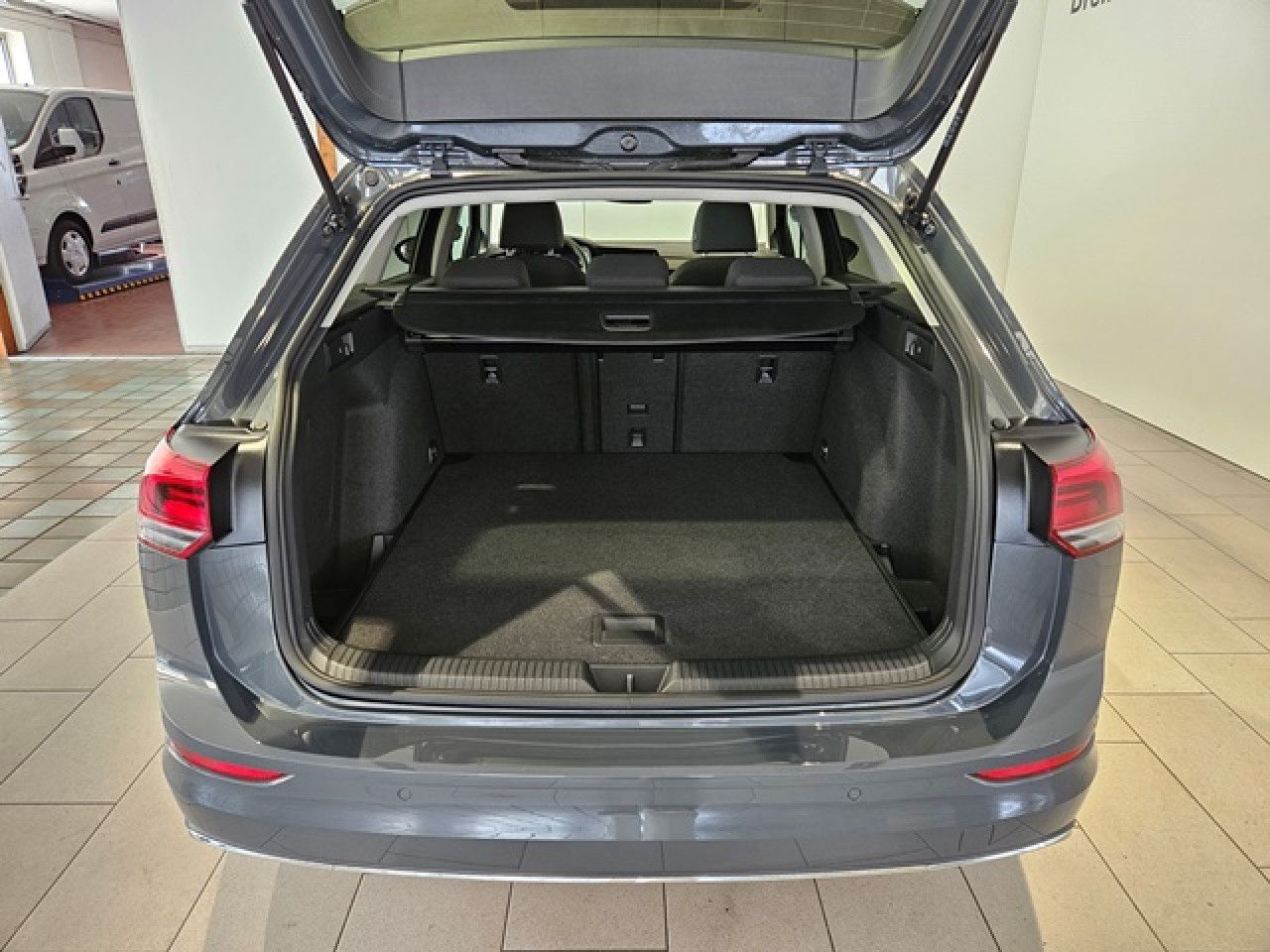Volkswagen Golf Variant 2.0 TDI Move DSG - Samsaru's Car Outlet