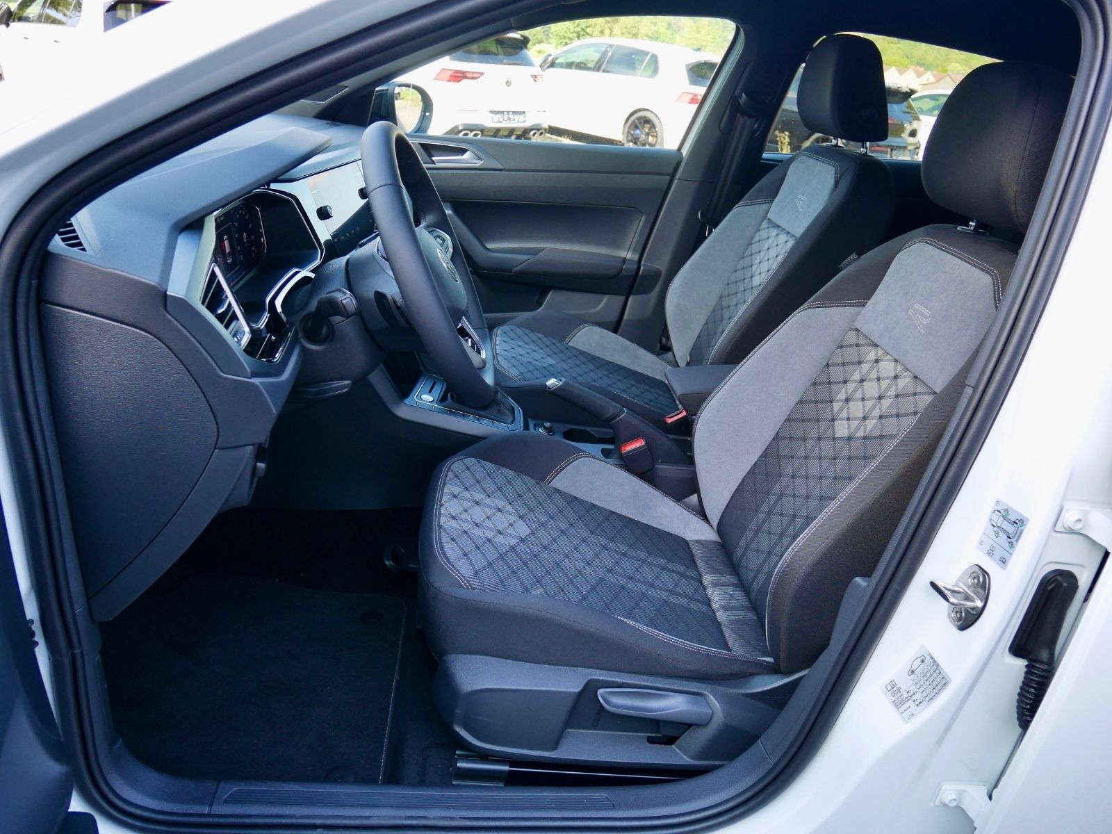 Volkswagen Taigo 1.5 TSI DSG R-Line - Samsaru's Car Outlet