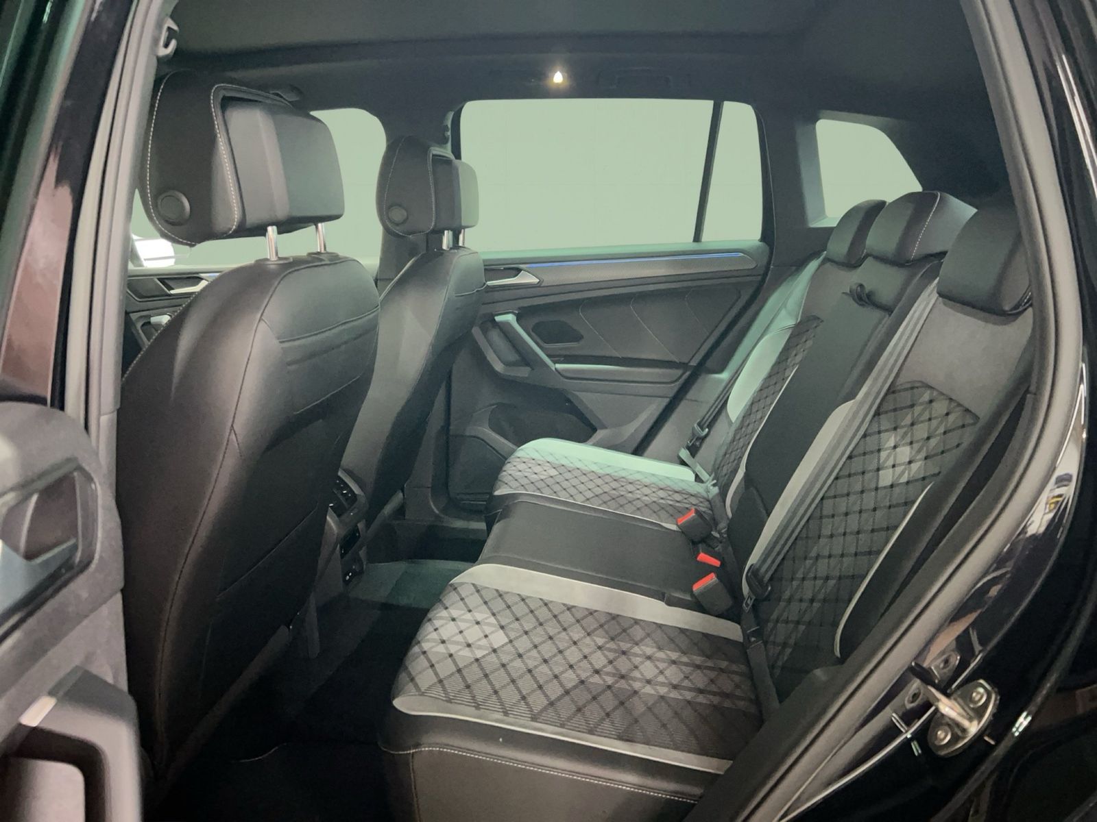 Volkswagen Tiguan 2.0 TDI DSG 4Motion R-Line /AHK /PANO