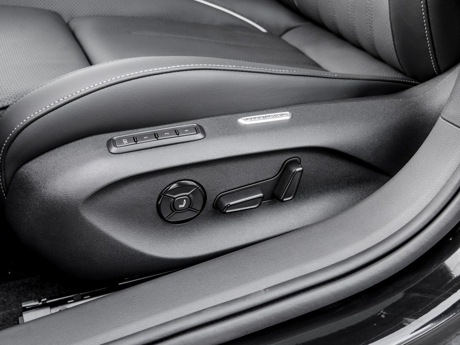 Volkswagen Passat Variant Elegance eHybrid AHK Pano Leder H