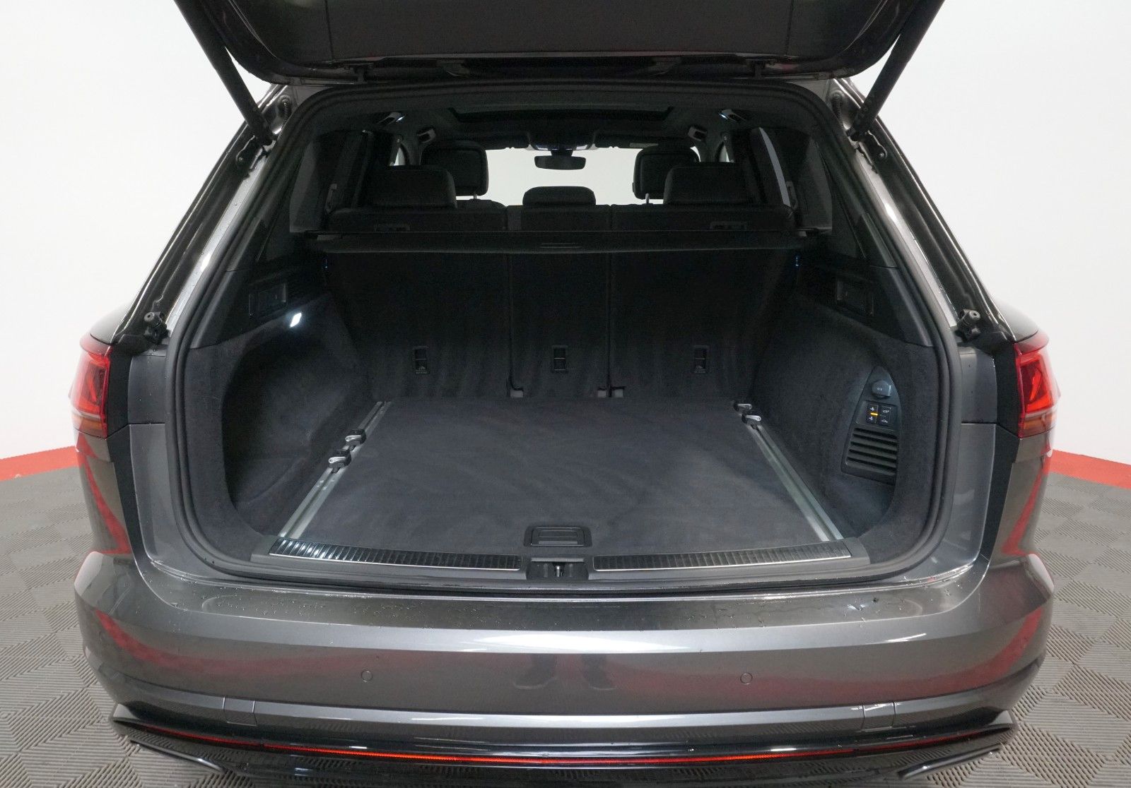 Volkswagen Touareg 3.0 TSI R-Line 4Motion - Samsaru's Car Outlet