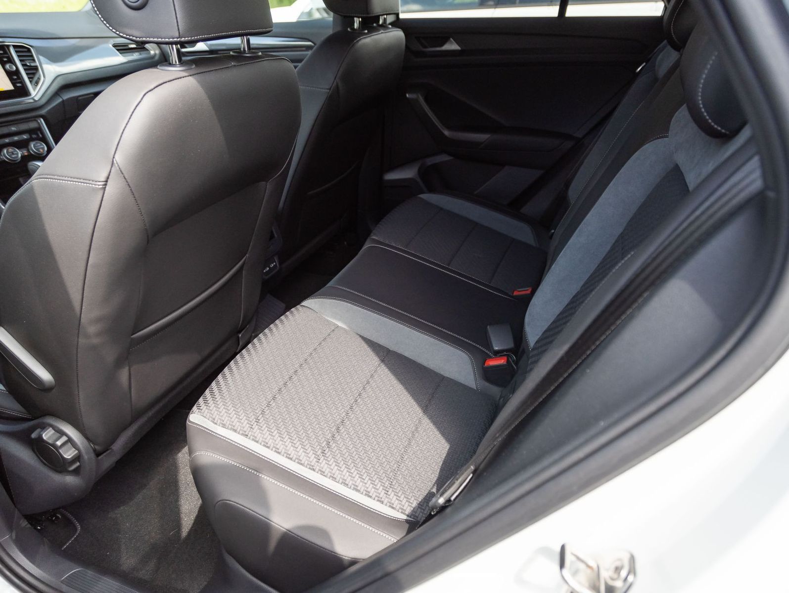 Volkswagen T-Roc 1.5 TSI Sport DSG - Samsaru's Car Outlet