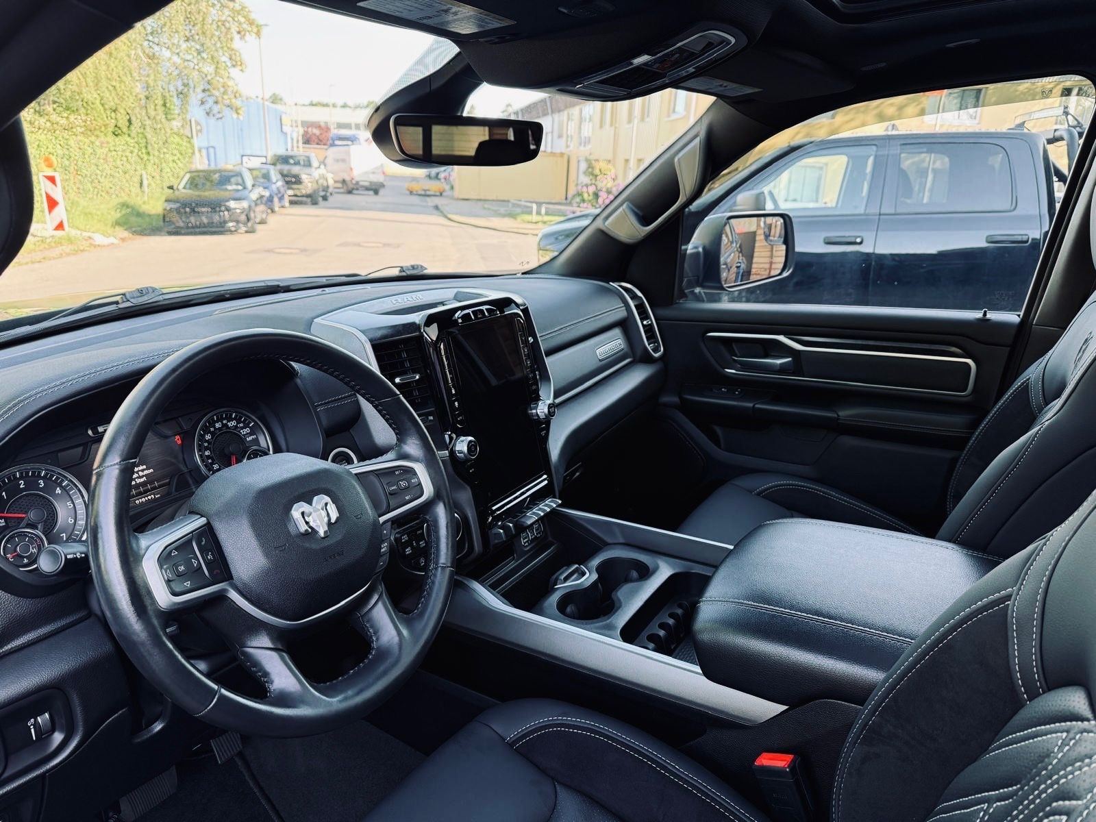 Dodge V8*4X4*PANO*12"RADIO*El.-TRITT*AHK*NAVI*GARANTIE