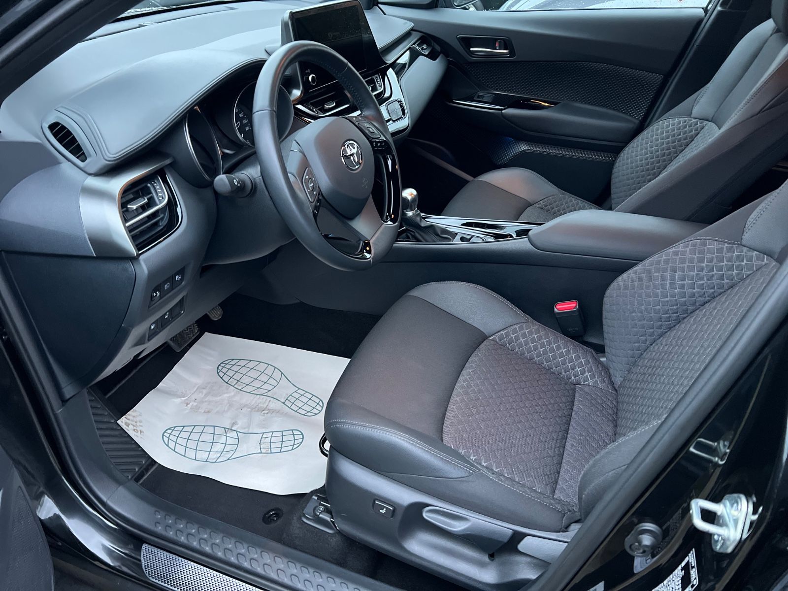 Toyota C-HR 2.0 Hybrid - Samsaru's Car Outlet