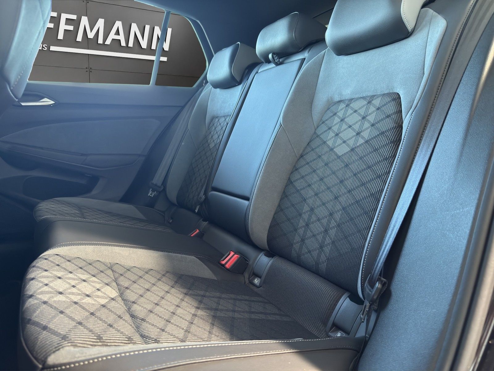 Volkswagen Golf 2.0 TDI R-Line - Samsaru's Car Outlet