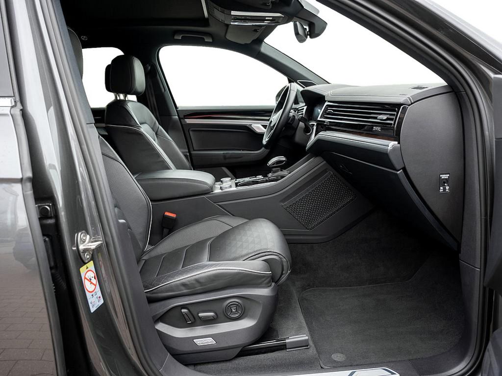 Volkswagen Touareg 3.0 V6 TSI eHybrid Elegance 4M - Samsaru's Car Outlet