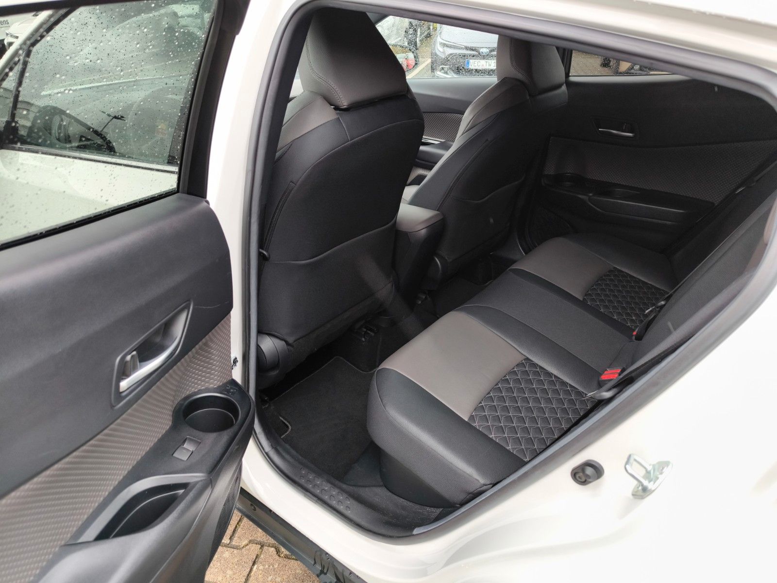 Toyota C-HR Hybrid Lounge - Samsaru's Car Outlet
