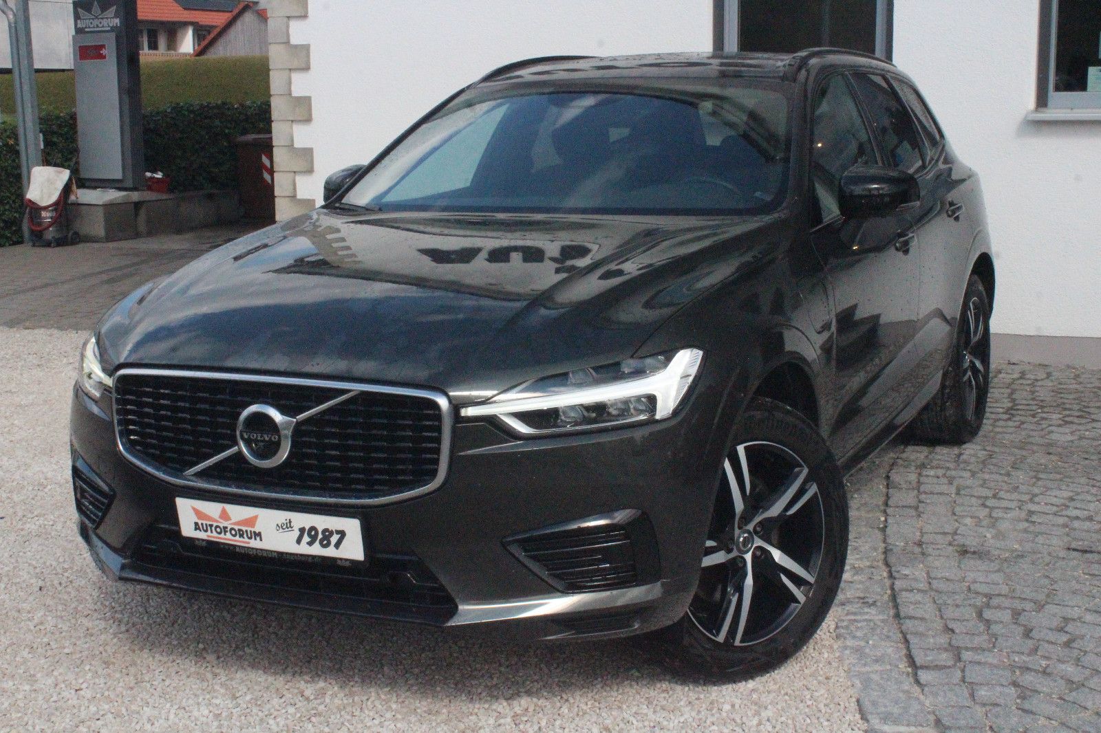 Volvo XC60 T8 R Design AWD - Samsaru's Car Outlet