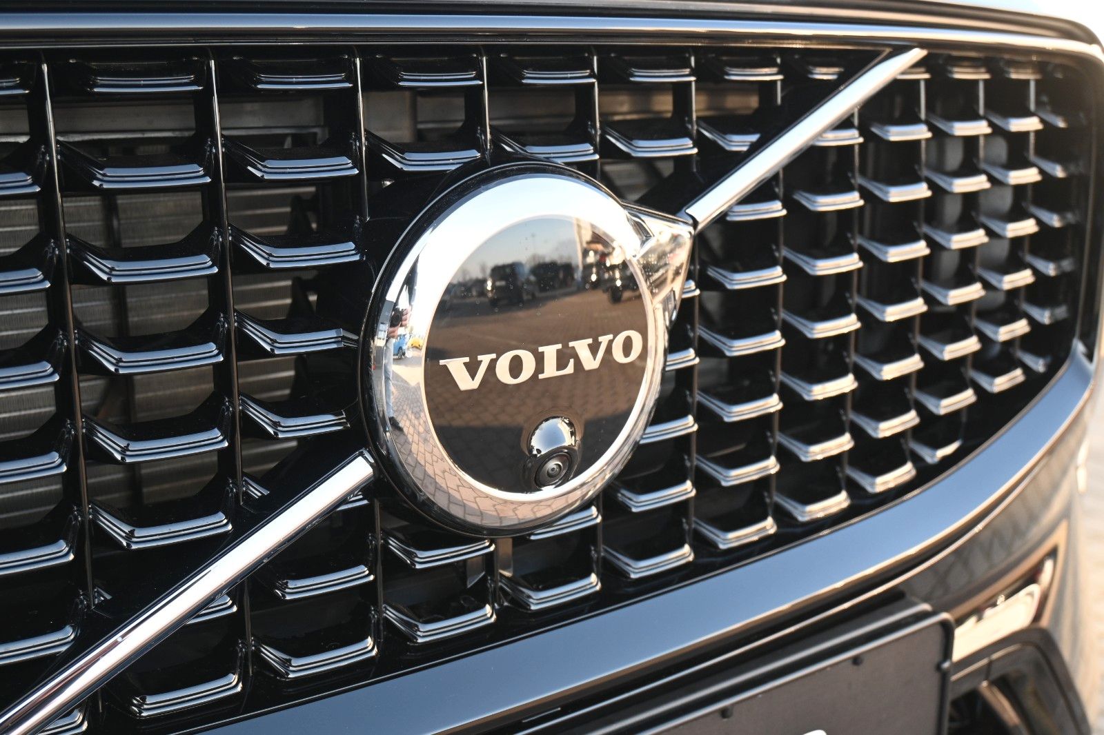 Volvo XC60 B5 AWD Ultra Dark*LUFT*360°*ACC*AHK