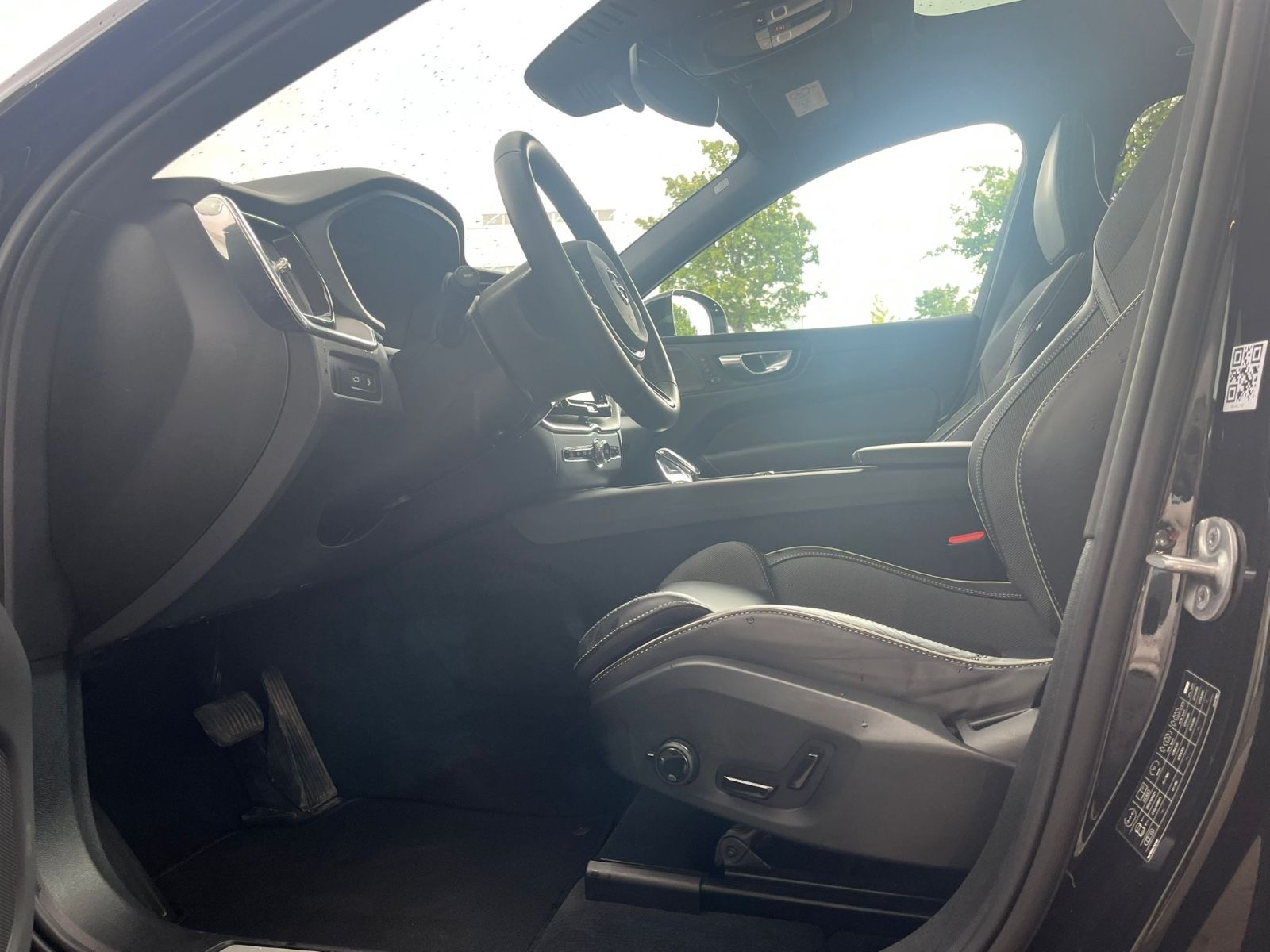 Volvo XC60 T6 AWD Recharge Plus Dark - Samsaru's Car Outlet