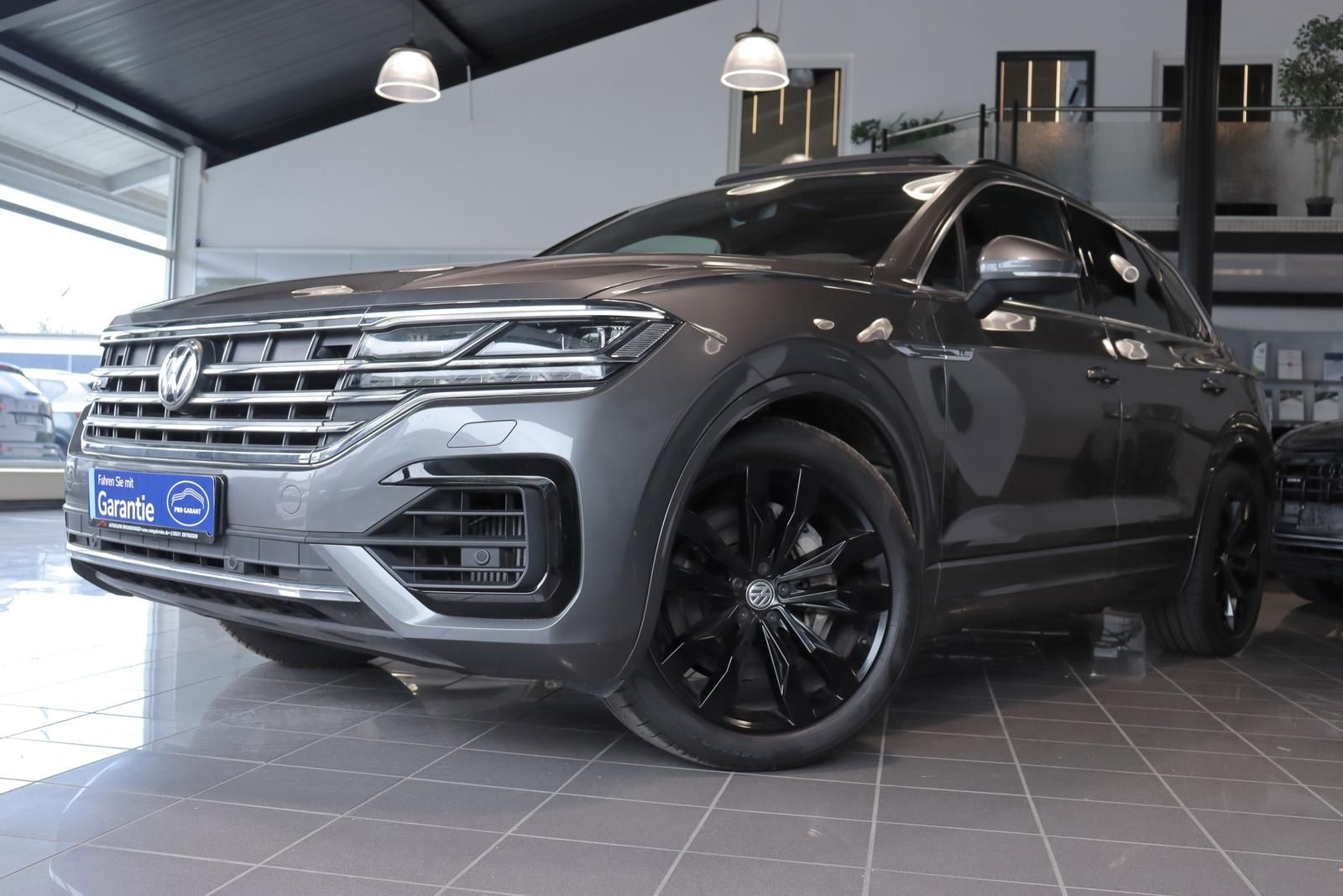 Volkswagen Touareg 3.0 V6 TSI Elegance 4Mot. R-LINE - Samsaru's Car Outlet