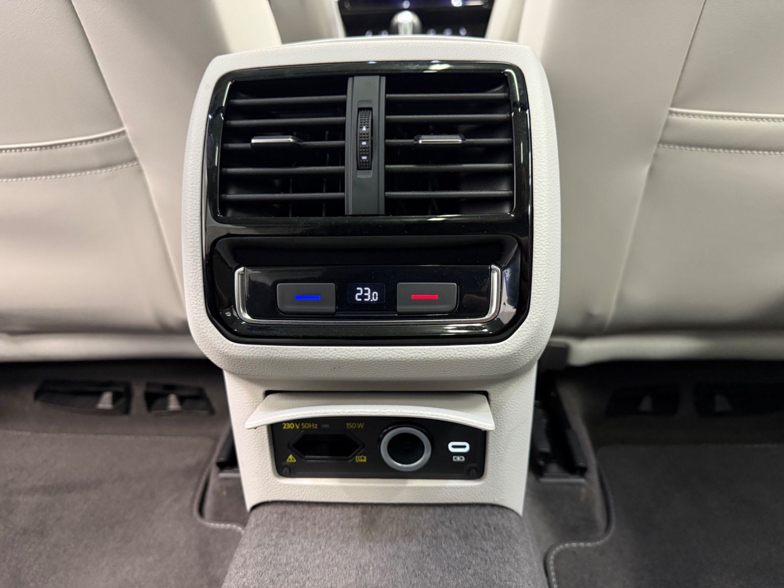 Volkswagen Passat Elegance 1.5 TSI - Samsaru's Car Outlet