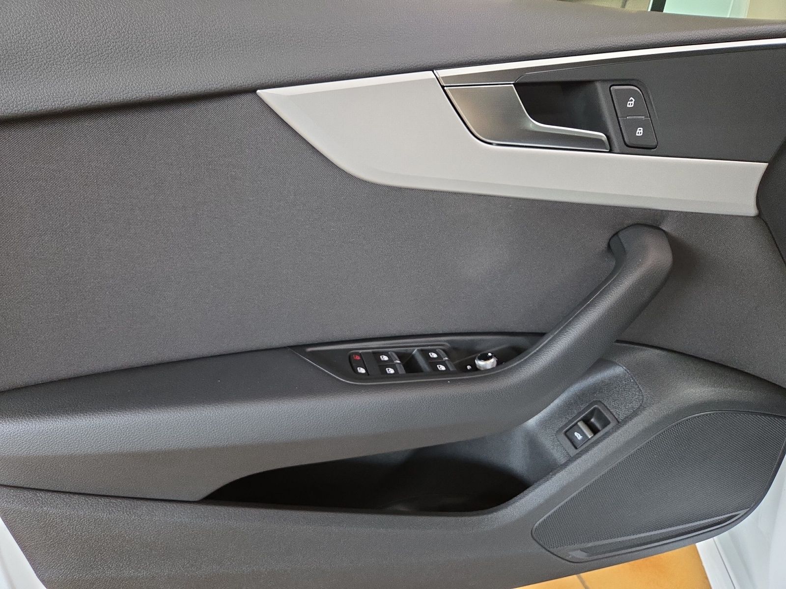 Audi A4 Avant 40 TFSI S tronic S line - Samsaru's Car Outlet