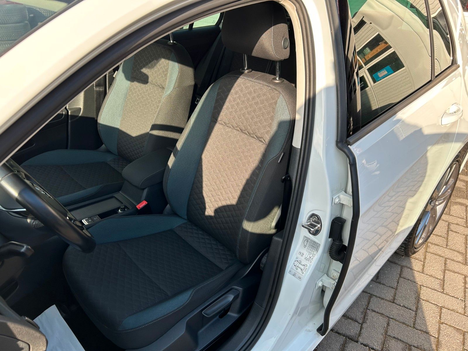 Volkswagen Golf VII Lim. IQ.DRIVE - Samsaru's Car Outlet
