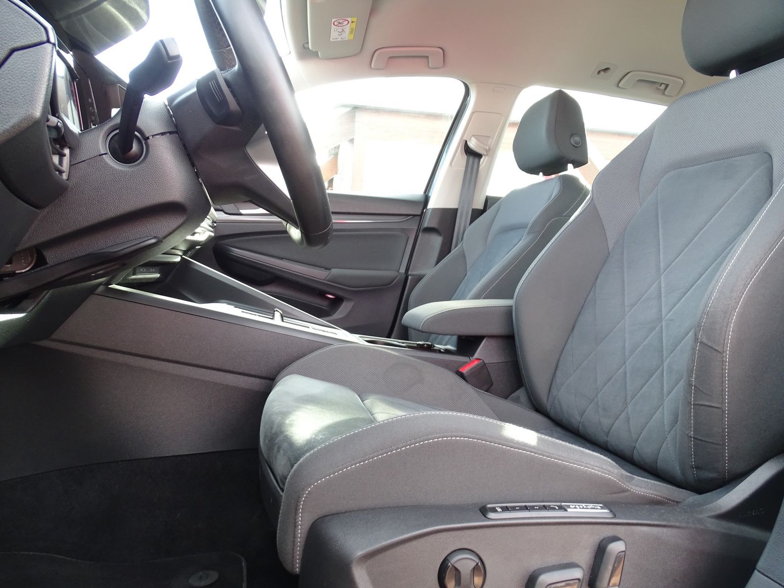 Volkswagen Golf VIII 2.0 TDI Style DSG - Samsaru's Car Outlet